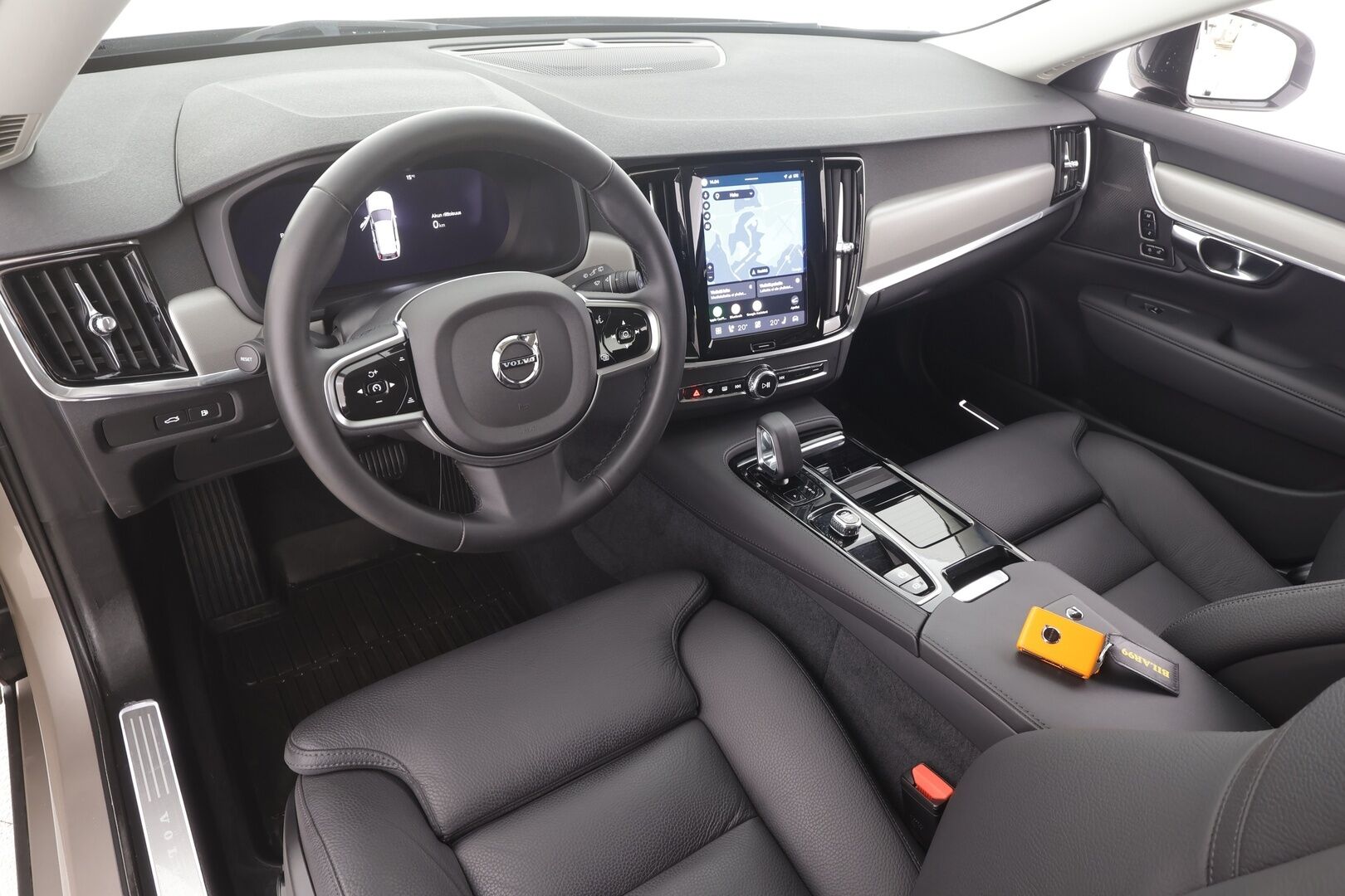 Volvo V90 2025 T8 AWD Long Range High Performance Plus Dark aut - | Pilot assist | Koukku | Muistipenkit | H/K | Full-LED | P.kamera | Sporttinahat | Ratinlämmitys | Keyless | Apple&Android | 1.Om Suomi-auto | Kahdet Renkaat | Merkkihuollettu |