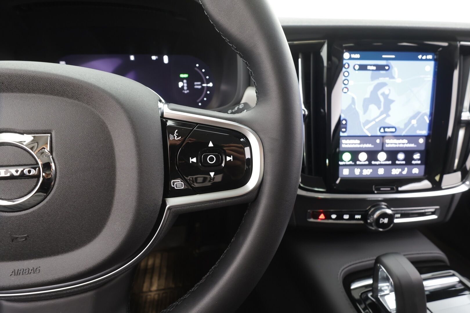 Volvo V90 2025 T8 AWD Long Range High Performance Plus Dark aut - | Pilot assist | Koukku | Muistipenkit | H/K | Full-LED | P.kamera | Sporttinahat | Ratinlämmitys | Keyless | Apple&Android | 1.Om Suomi-auto | Kahdet Renkaat | Merkkihuollettu |