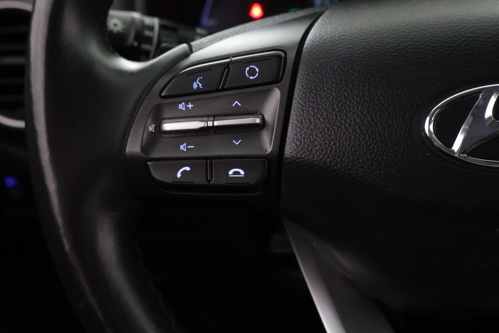 Hyundai KONA 2020 electric 64 kWh 204 hv Style - P-Kamera | Tutkat | Digimittaristo | KRELL | LED | Ratinlämmitin | Navi