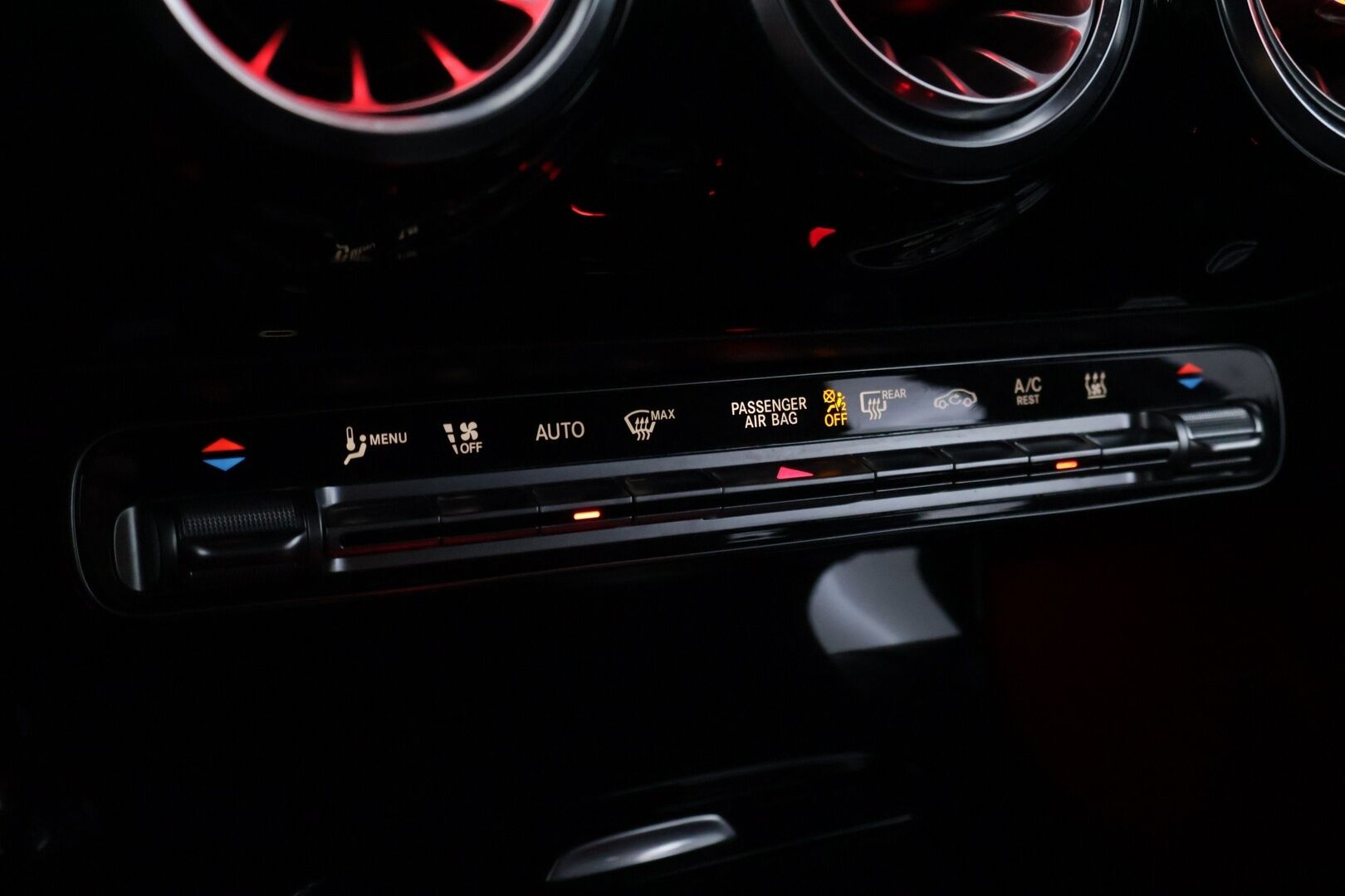 MERCEDES-BENZ A 2023 250e AMG Line * Facelift / Widescreen / KeylessGo / Peruutuskamera / Ratinlämmitin * - Huippu Nokian nastarenkaat! / Juuri huollettu - HULLUT BLACKWEEK JATKOT - KORKOTARJOUS 2,49%