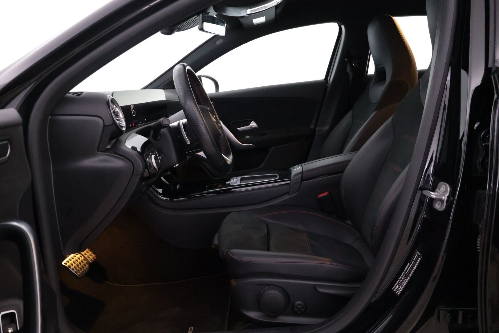 MERCEDES-BENZ A 2023 250e AMG Line * Facelift / Widescreen / KeylessGo / Peruutuskamera / Ratinlämmitin * - Huippu Nokian nastarenkaat! / Juuri huollettu - HULLUT BLACKWEEK JATKOT - KORKOTARJOUS 2,49%