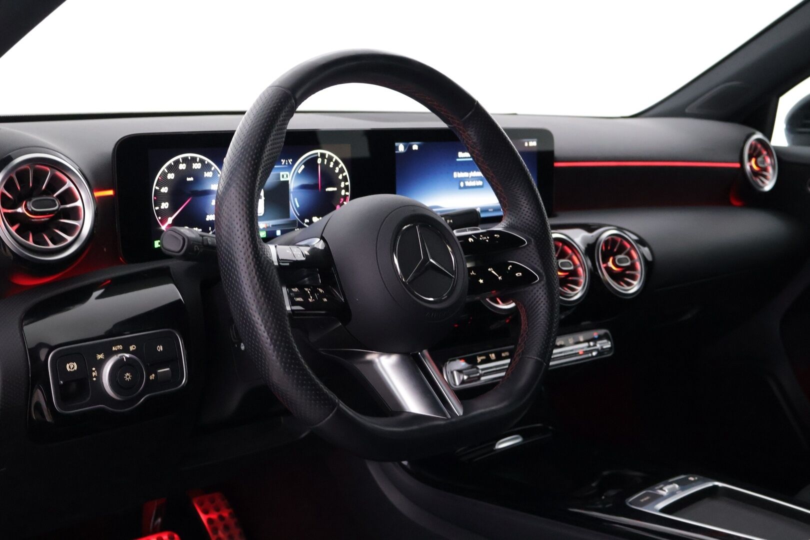 MERCEDES-BENZ A 2023 250e AMG Line * Facelift / Widescreen / KeylessGo / Peruutuskamera / Ratinlämmitin * - Huippu Nokian nastarenkaat! / Juuri huollettu - HULLUT BLACKWEEK JATKOT - KORKOTARJOUS 2,49%