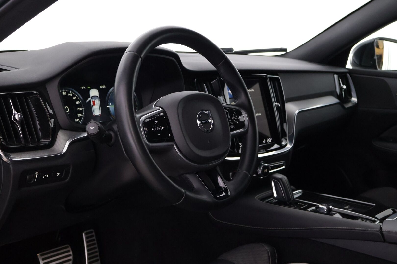 Volvo V60 2021 T6 TwE AWD R-Design Edition aut *ACC/ VOC / S.koukku / P.kamera / Nahkasisusta* - Kaksin Bridgestone renkain! / Hiljattain huollettu! / Uusi tuulilasi! - HULLUT JOULUT KORKOTARJOUS 2,49% 