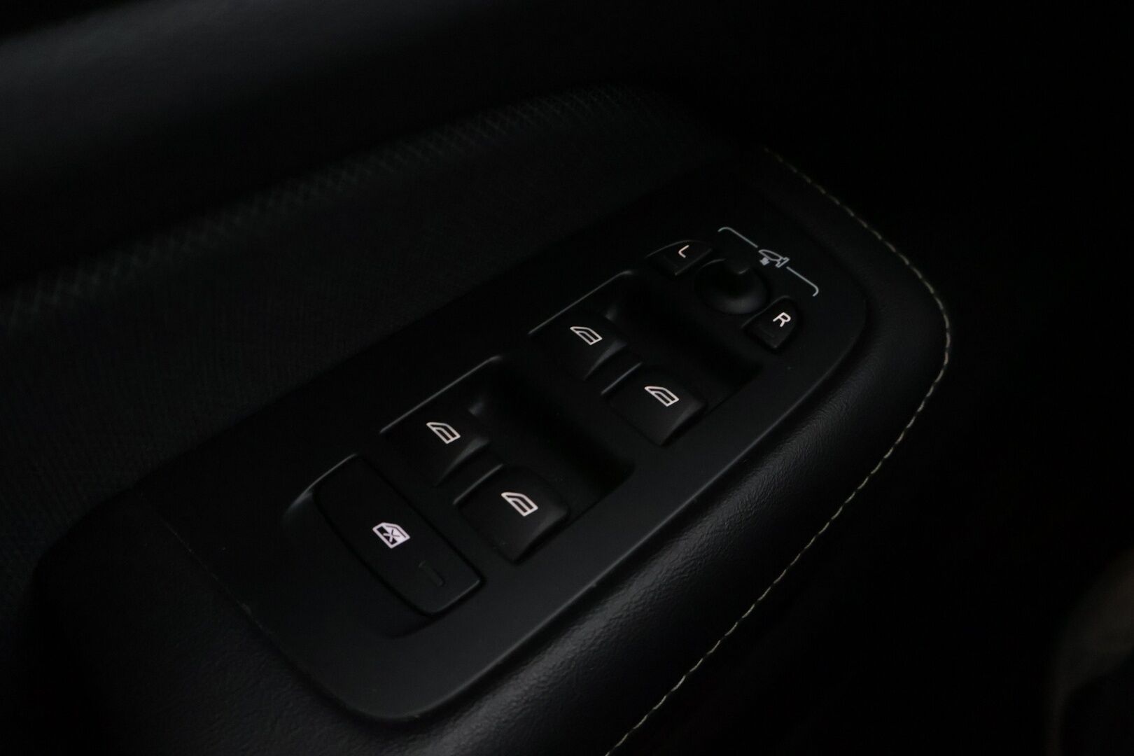 Volvo V60 2021 T6 TwE AWD R-Design Edition aut *ACC/ VOC / S.koukku / P.kamera / Nahkasisusta* - Kaksin Bridgestone renkain! / Hiljattain huollettu! / Uusi tuulilasi! - HULLUT JOULUT KORKOTARJOUS 2,49% 