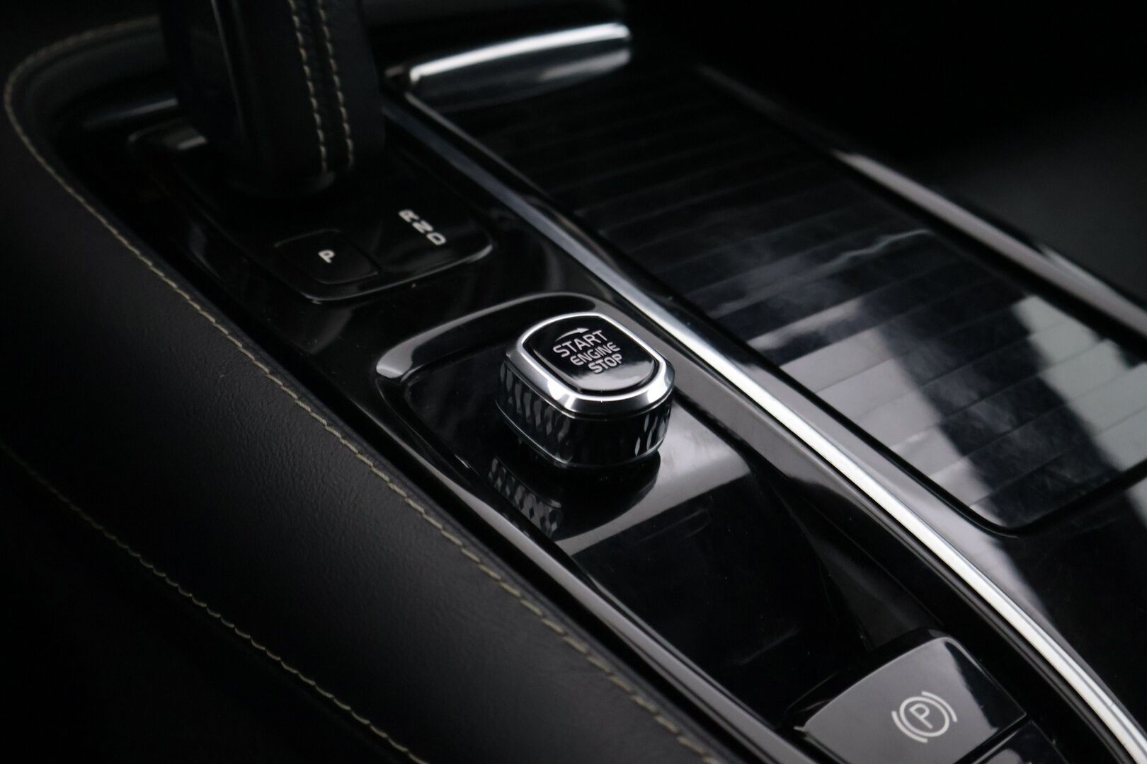 Volvo V60 2022 T6 TwE AWD R-Design Edition aut *ACC/ VOC / S.koukku / P.kamera / Nahkasisusta* - Kaksin Bridgestone renkain! / Hiljattain huollettu! / Uusi tuulilasi!