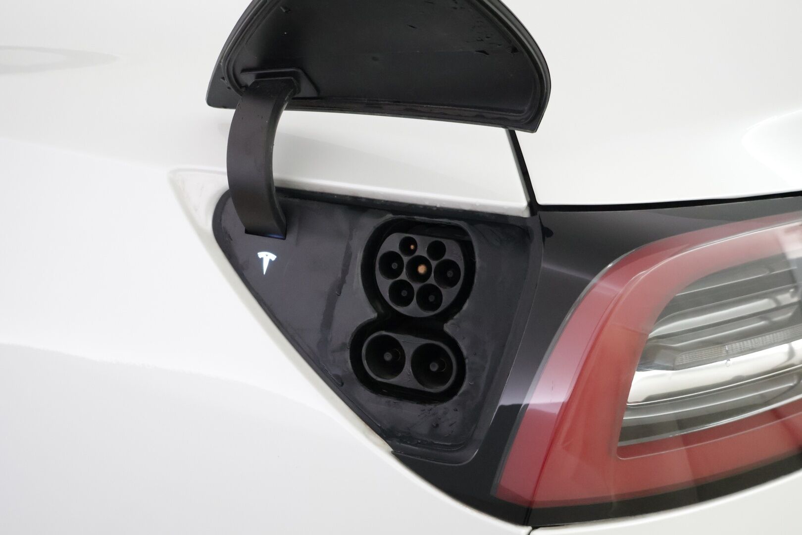 TESLA MODEL 3 2019 Standard Range Plus / Autopilot / Premium Audio / Musta Nahkasisusta / Lasikatto / Peruutuskamera /