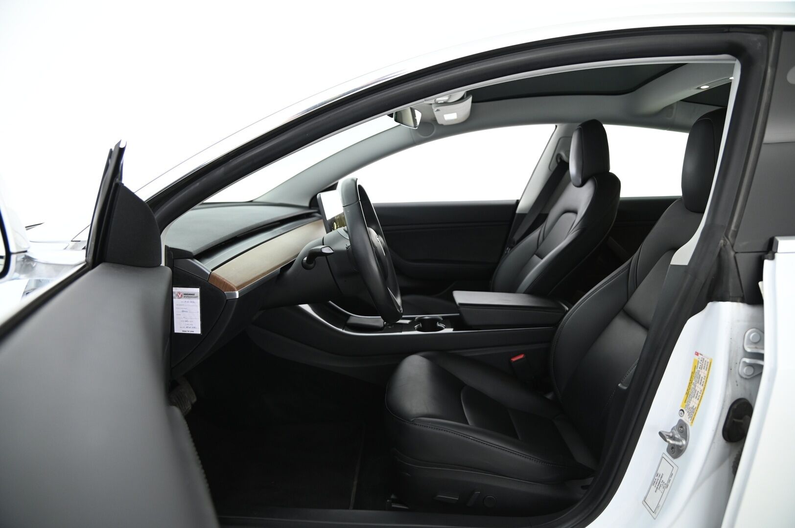 TESLA MODEL 3 2019 Standard Range Plus / Autopilot / Premium Audio / Musta Nahkasisusta / Lasikatto / Peruutuskamera /