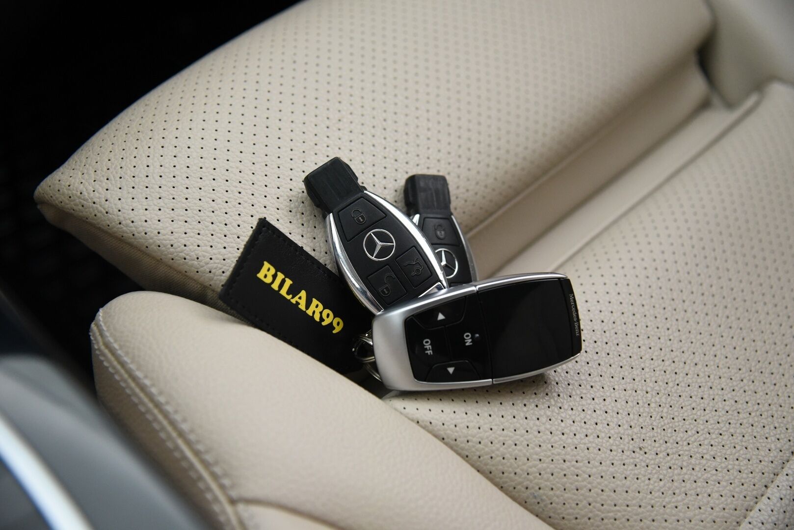 Mercedes-Benz C 2015 250 Bluetec 4MATIC / Vakkari / Webasto / Nahkaverhoilu / Vetokoukku / Sähköluukku / NAVI / LED - Navi / P-tutkat / Alletaittuva vetokoukku 