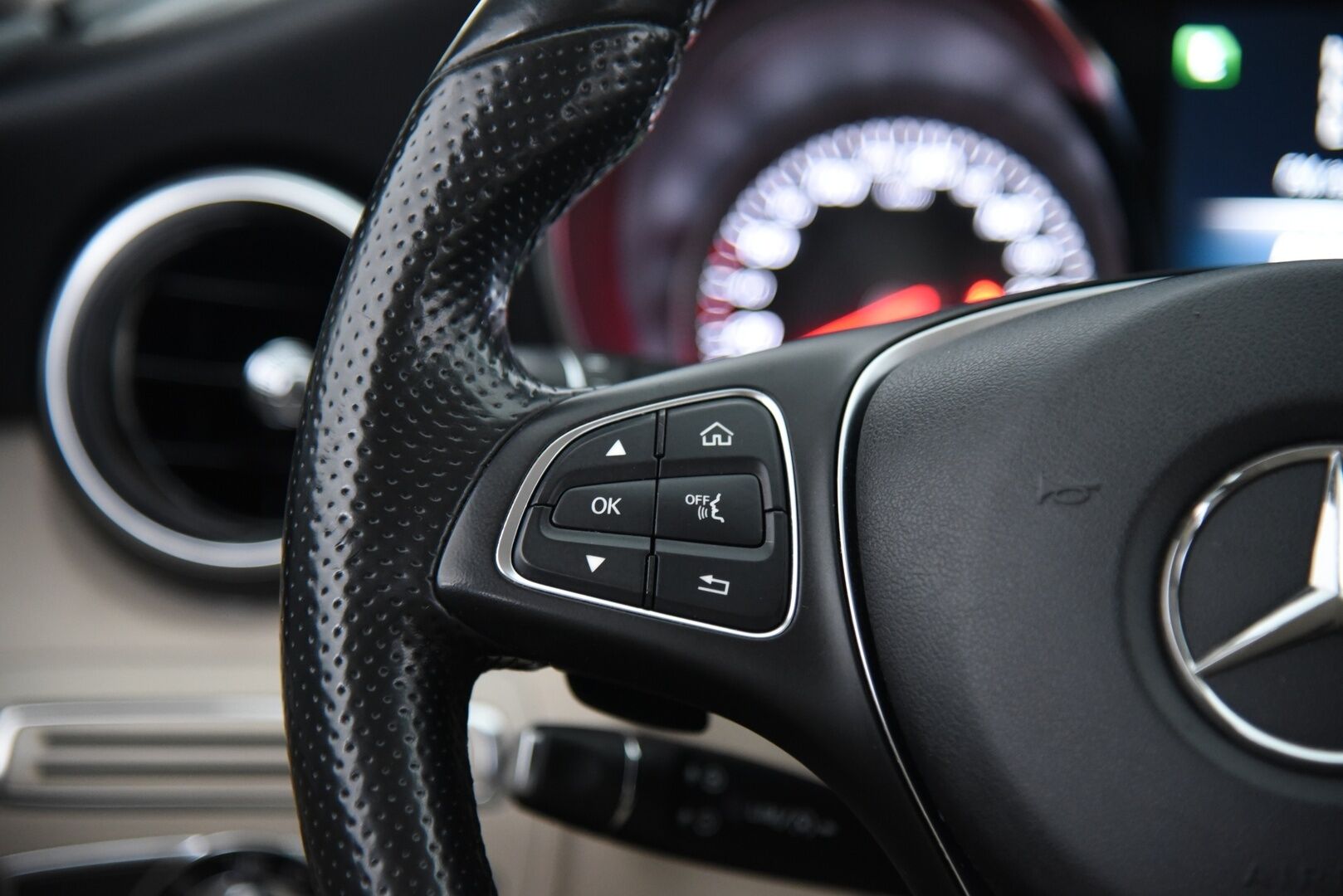 Mercedes-Benz C 2015 250 Bluetec 4MATIC / Vakkari / Webasto / Nahkaverhoilu / Vetokoukku / Sähköluukku / NAVI / LED - Navi / P-tutkat / Alletaittuva vetokoukku - Osta nyt, maksa vasta ensi vuonna