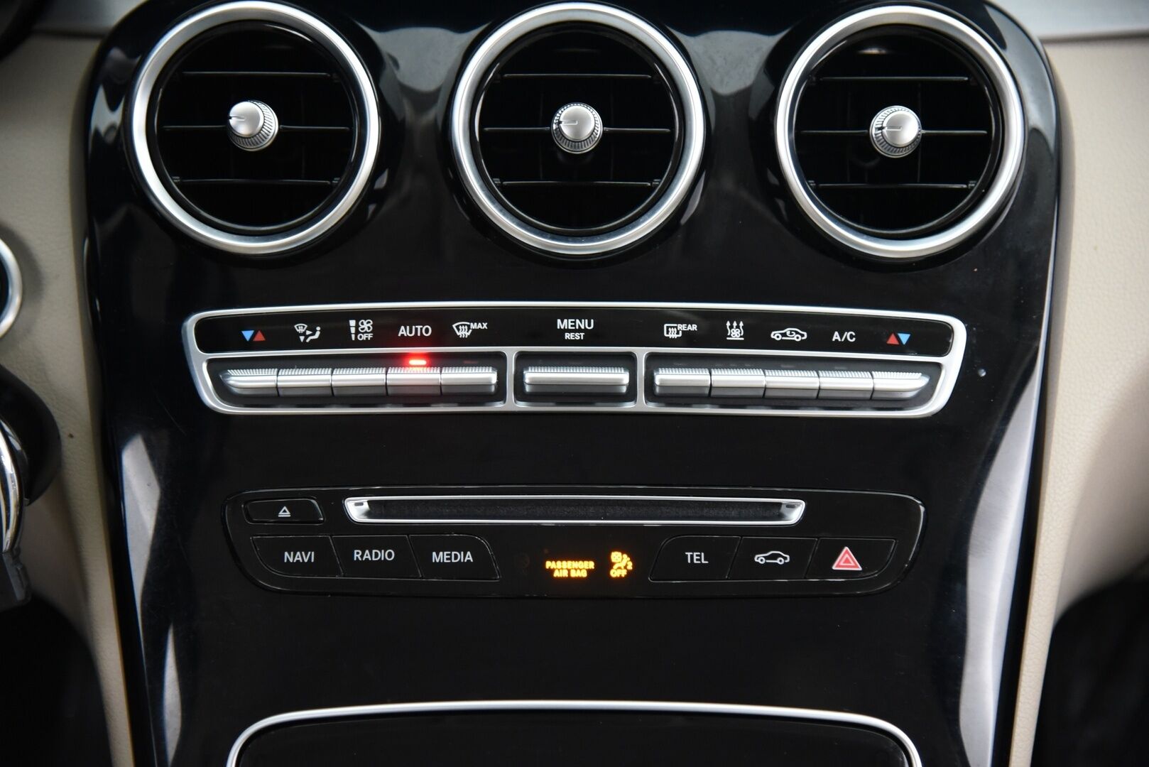 Mercedes-Benz C 2015 250 Bluetec 4MATIC / Vakkari / Webasto / Nahkaverhoilu / Vetokoukku / Sähköluukku / NAVI / LED - Navi / P-tutkat / Alletaittuva vetokoukku 