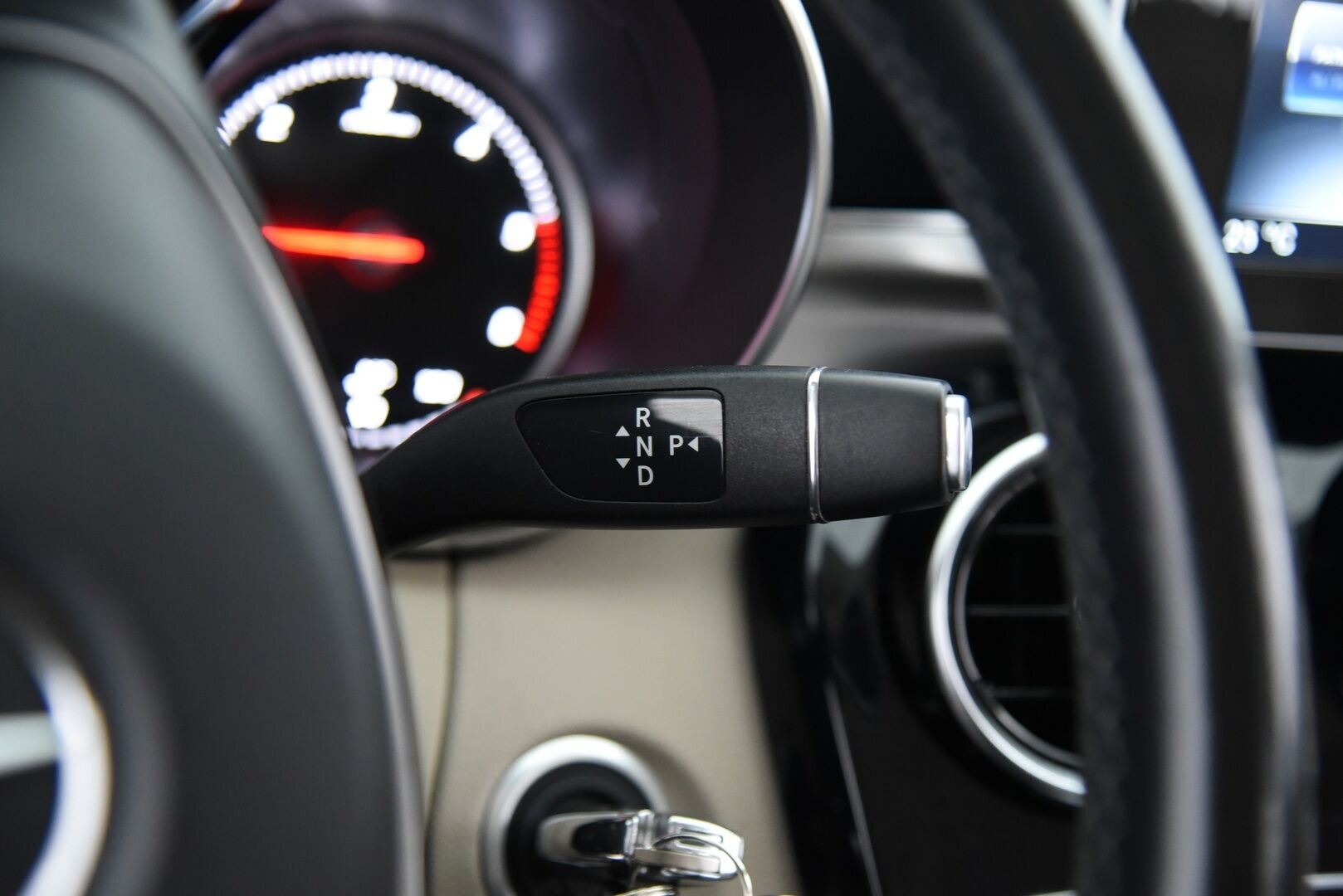 Mercedes-Benz C 2015 250 Bluetec 4MATIC / Vakkari / Webasto / Nahkaverhoilu / Vetokoukku / Sähköluukku / NAVI / LED - Navi / P-tutkat / Alletaittuva vetokoukku 