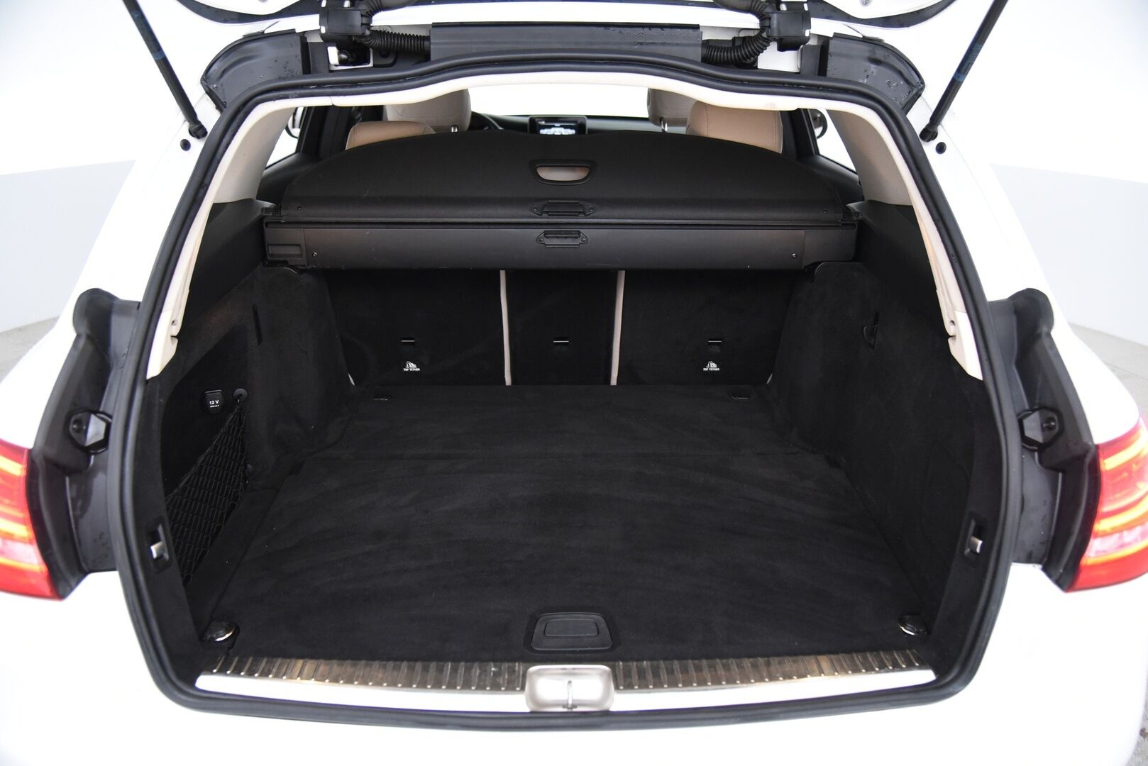 Mercedes-Benz C 2015 250 Bluetec 4MATIC / Vakkari / Webasto / Nahkaverhoilu / Vetokoukku / Sähköluukku / NAVI / LED - Navi / P-tutkat / Alletaittuva vetokoukku - Osta nyt, maksa vasta ensi vuonna