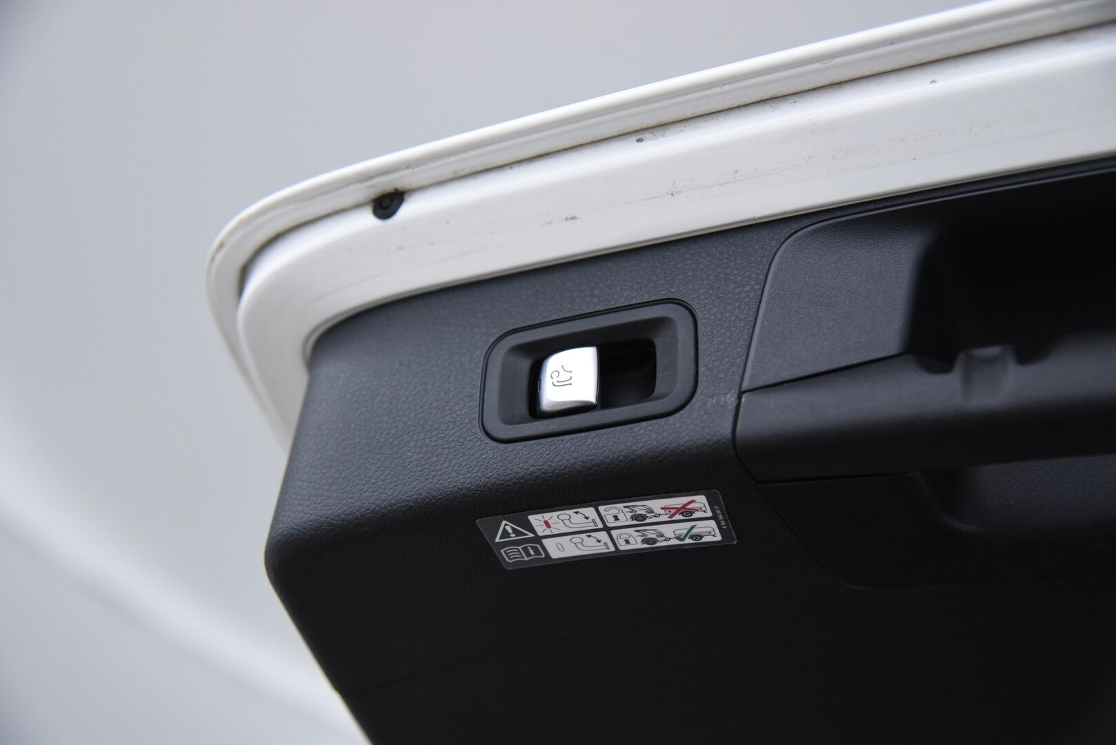 Mercedes-Benz C 2015 250 Bluetec 4MATIC / Vakkari / Webasto / Nahkaverhoilu / Vetokoukku / Sähköluukku / NAVI / LED - Navi / P-tutkat / Alletaittuva vetokoukku 