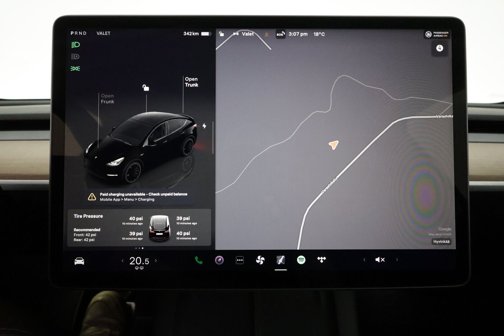 Tesla Model Y 2022 Performance ** Lasikatto / Lämpöpumppu / Koukku / Matrix-LED / P.Kamera / Muistipenkki / Premium Audio / Navi ** - 3,99 % KORKOTARJOUS TÄHÄN AUTOON - 2x Renkaat / Akku Kuntotarkistettu!