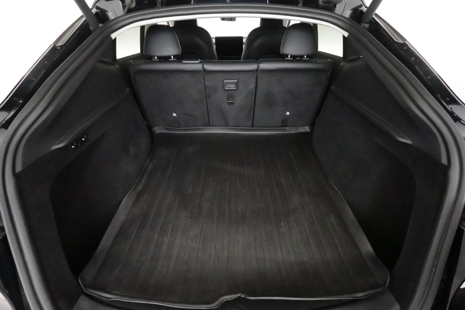 Tesla Model Y 2022 Performance ** Lasikatto / Lämpöpumppu / Koukku / Matrix-LED / P.Kamera / Muistipenkki / Premium Audio / Navi ** - 3,99 % KORKOTARJOUS TÄHÄN AUTOON - 2x Renkaat / Akku Kuntotarkistettu!