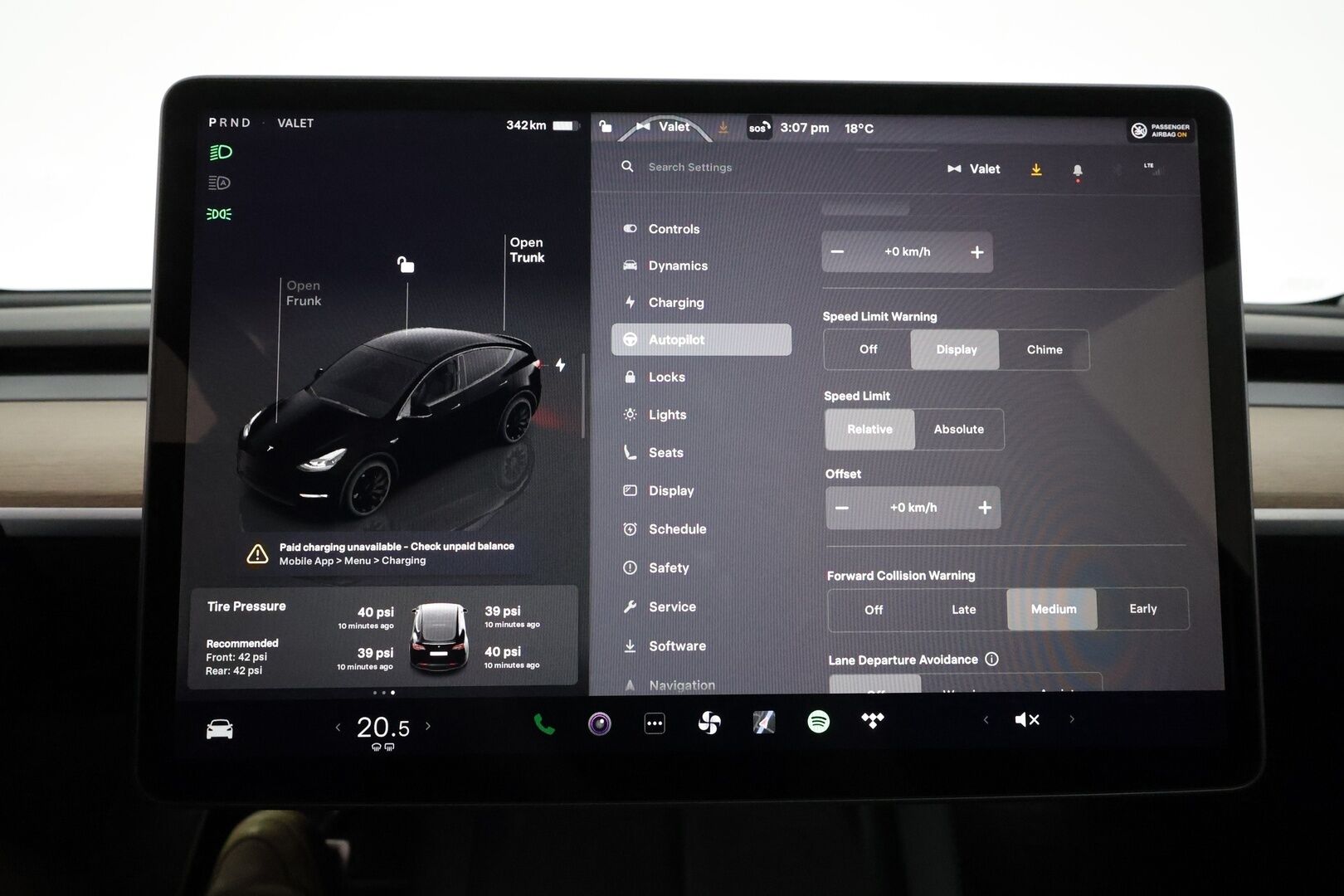Tesla Model Y 2022 Performance ** Lasikatto / Lämpöpumppu / Koukku / Matrix-LED / P.Kamera / Muistipenkki / Premium Audio / Navi ** - 3,99 % KORKOTARJOUS TÄHÄN AUTOON - 2x Renkaat / Akku Kuntotarkistettu!