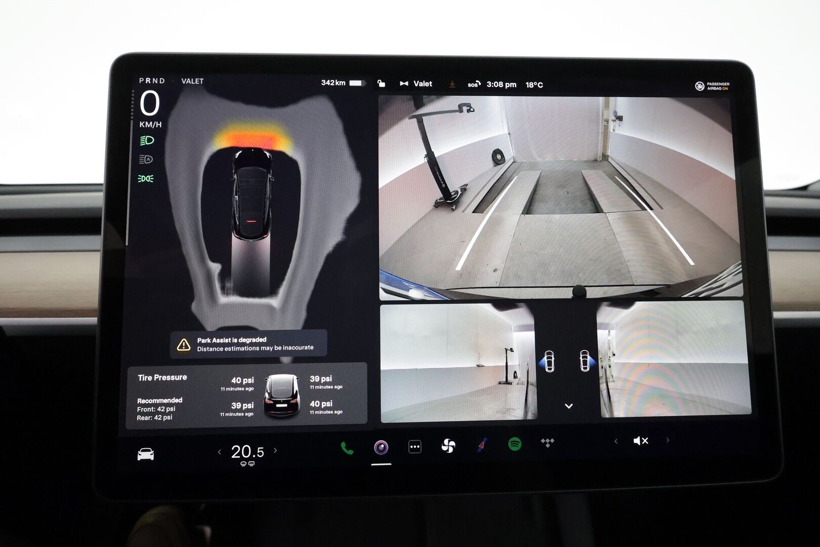 Tesla Model Y 2022 Performance ** Lasikatto / Lämpöpumppu / Koukku / Matrix-LED / P.Kamera / Muistipenkki / Premium Audio / Navi ** - 3,99 % KORKOTARJOUS TÄHÄN AUTOON - 2x Renkaat / Akku Kuntotarkistettu!