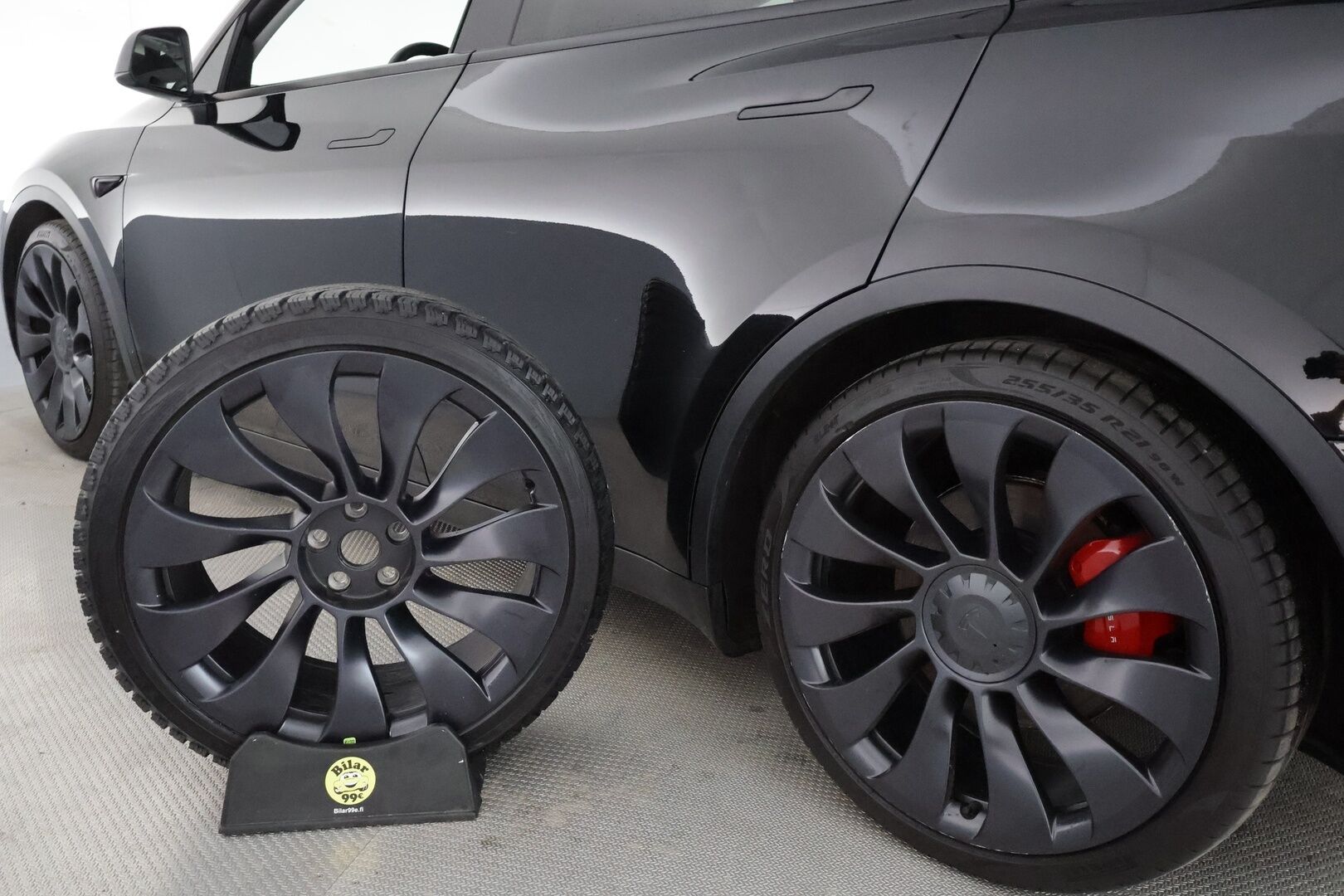 Tesla Model Y 2022 Performance ** Lasikatto / Lämpöpumppu / Koukku / Matrix-LED / P.Kamera / Muistipenkki / Premium Audio / Navi ** - 3,99 % KORKOTARJOUS TÄHÄN AUTOON - 2x Renkaat / Akku Kuntotarkistettu!