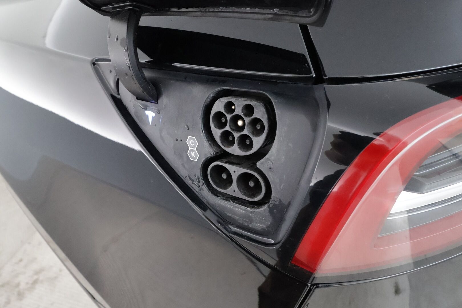Tesla Model Y 2022 Performance ** Lasikatto / Lämpöpumppu / Koukku / Matrix-LED / P.Kamera / Muistipenkki / Premium Audio / Navi ** - 3,99 % KORKOTARJOUS TÄHÄN AUTOON - 2x Renkaat / Akku Kuntotarkistettu!