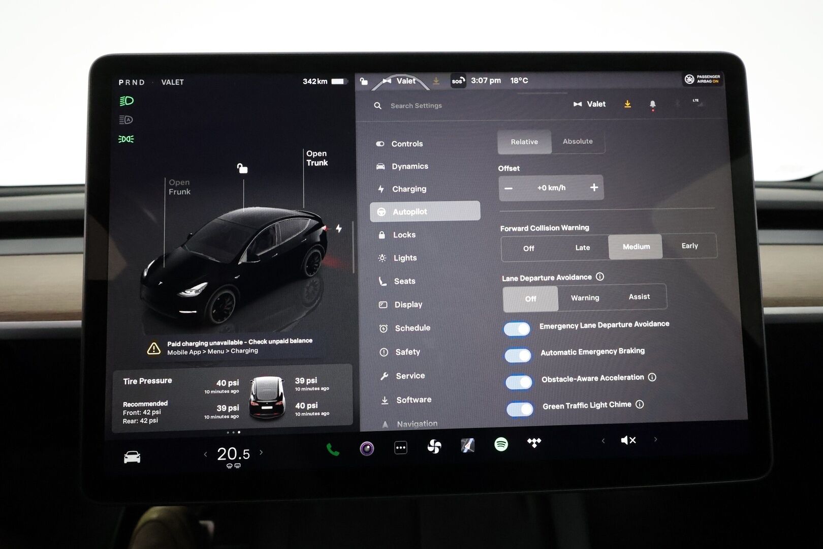 Tesla Model Y 2022 Performance ** Lasikatto / Lämpöpumppu / Koukku / Matrix-LED / P.Kamera / Muistipenkki / Premium Audio / Navi ** - 3,99 % KORKOTARJOUS TÄHÄN AUTOON - 2x Renkaat / Akku Kuntotarkistettu!