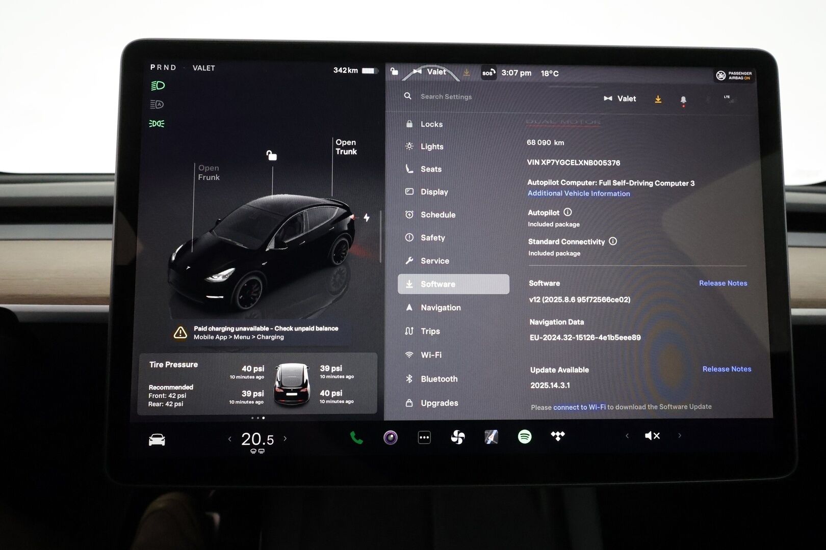 Tesla Model Y 2022 Performance ** Lasikatto / Lämpöpumppu / Koukku / Matrix-LED / P.Kamera / Muistipenkki / Premium Audio / Navi ** - 3,99 % KORKOTARJOUS TÄHÄN AUTOON - 2x Renkaat / Akku Kuntotarkistettu!