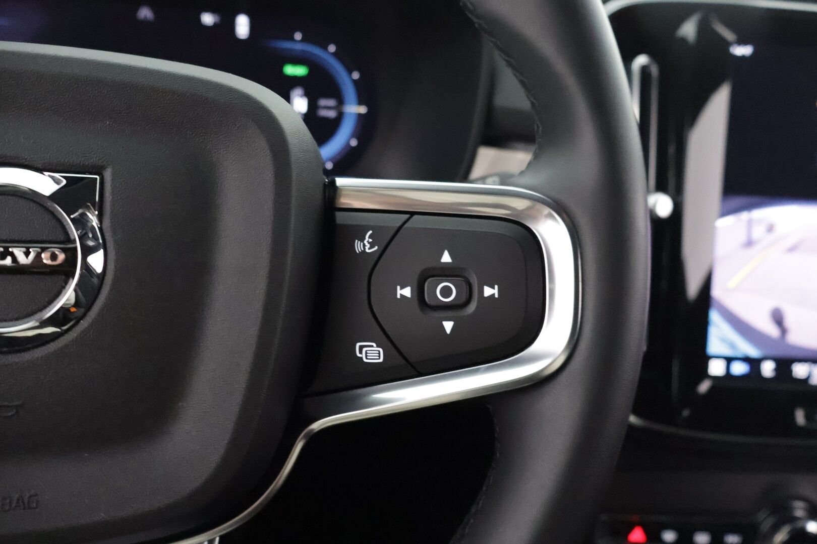 Volvo XC40 2023 Recharge Twin Motor plus *ILP /Koukku /  Pilot Assist / P-kamera / Sporttipenkki Muistilla / Apple&Android / LED-valot* - 3,99 % KORKOTARJOUS TÄHÄN AUTOON - 31.5. ASTI! - *KeylessGo / ALV-vähennyskelpoinen / Facelift / Merkkiliikkeen huoltokirja*