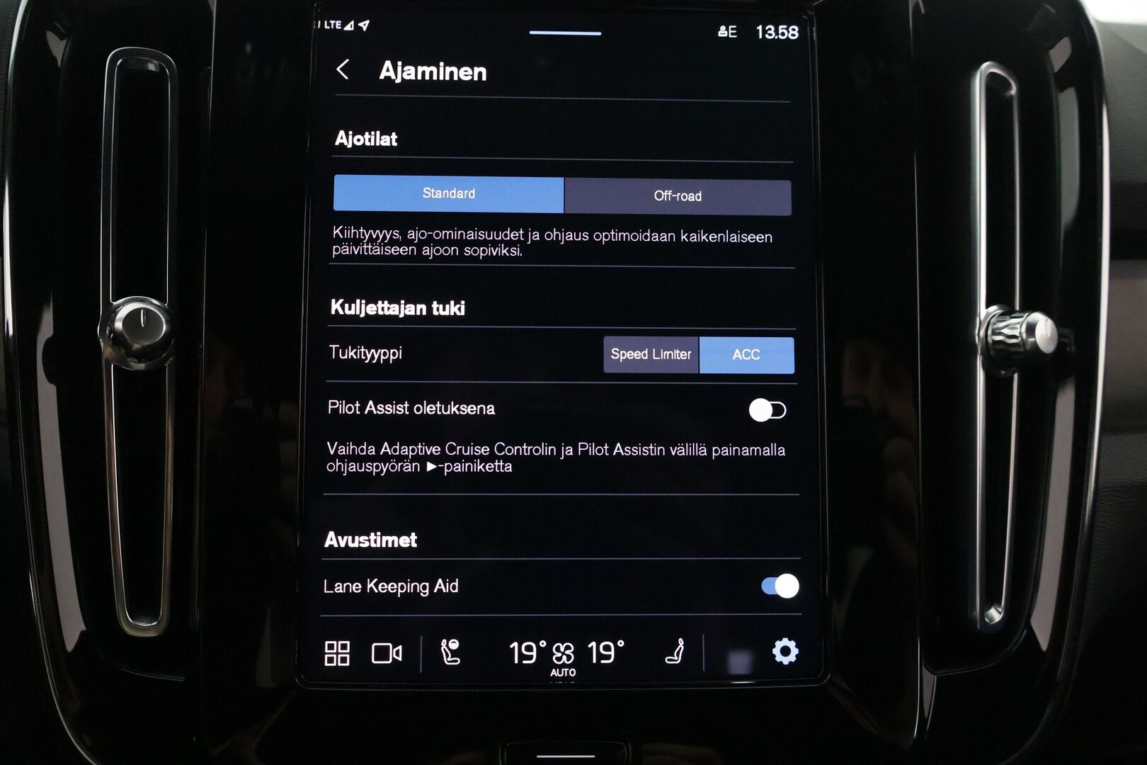 Volvo XC40 2023 Recharge Twin Motor plus *ILP /Koukku /  Pilot Assist / P-kamera / Sporttipenkki Muistilla / Apple&Android / LED-valot* - 3,99 % KORKOTARJOUS TÄHÄN AUTOON - *KeylessGo / ALV-vähennyskelpoinen / Facelift / Merkkiliikkeen huoltokirja*