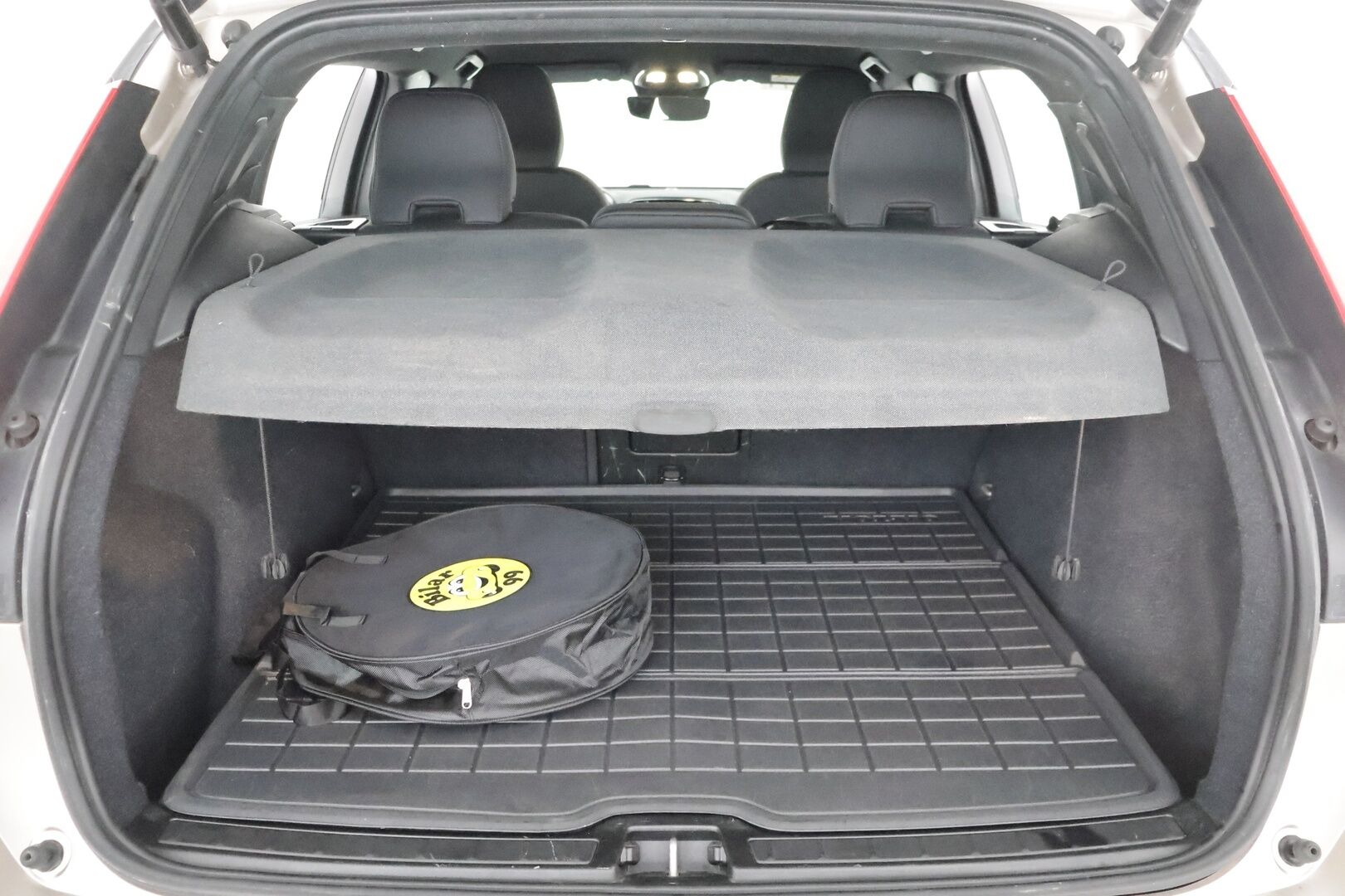 Volvo XC40 2023 Recharge Twin Motor plus *ILP /Koukku /  Pilot Assist / P-kamera / Sporttipenkki Muistilla / Apple&Android / LED-valot* - 3,99 % KORKOTARJOUS TÄHÄN AUTOON - 31.5. ASTI! - *KeylessGo / ALV-vähennyskelpoinen / Facelift / Merkkiliikkeen huoltokirja*