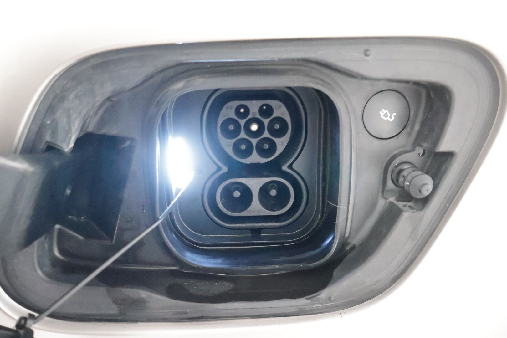 Volvo XC40 2023 Recharge Twin Motor plus *ILP /Koukku /  Pilot Assist / P-kamera / Sporttipenkki Muistilla / Apple&Android / LED-valot* - 3,99 % KORKOTARJOUS TÄHÄN AUTOON - 31.5. ASTI! - *KeylessGo / ALV-vähennyskelpoinen / Facelift / Merkkiliikkeen huoltokirja*