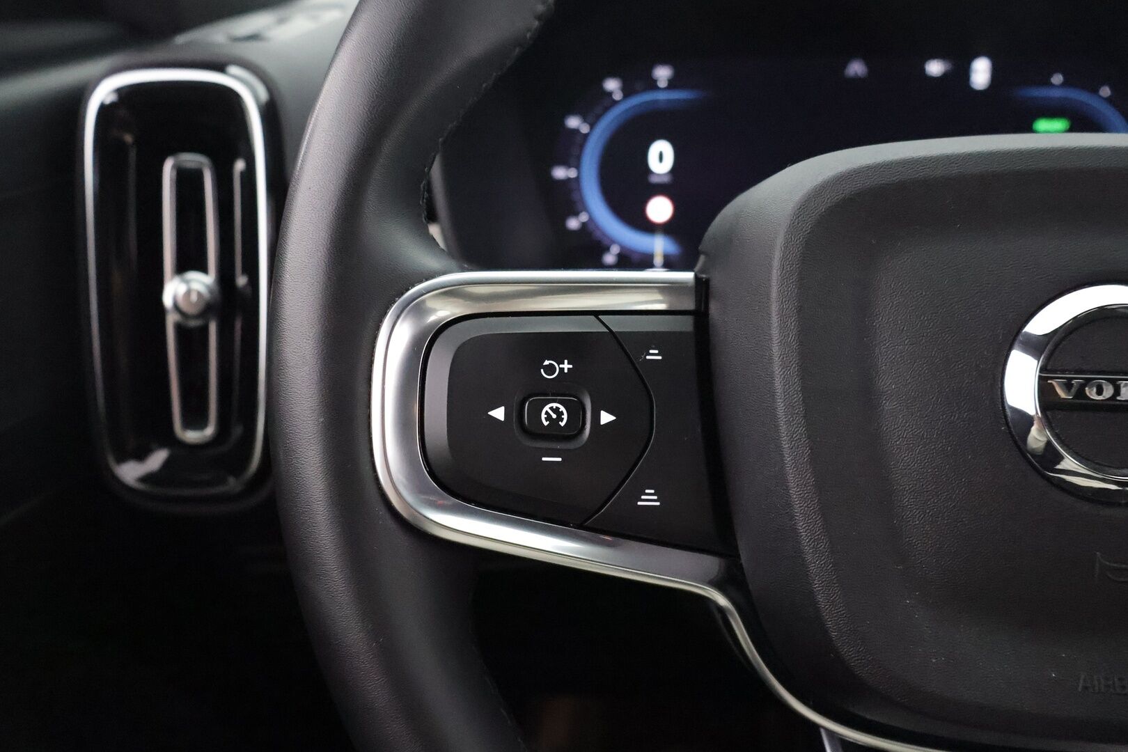 Volvo XC40 2023 Recharge Twin Motor plus *ILP /Koukku /  Pilot Assist / P-kamera / Sporttipenkki Muistilla / Apple&Android / LED-valot* - 3,99 % KORKOTARJOUS TÄHÄN AUTOON - 31.5. ASTI! - *KeylessGo / ALV-vähennyskelpoinen / Facelift / Merkkiliikkeen huoltokirja*
