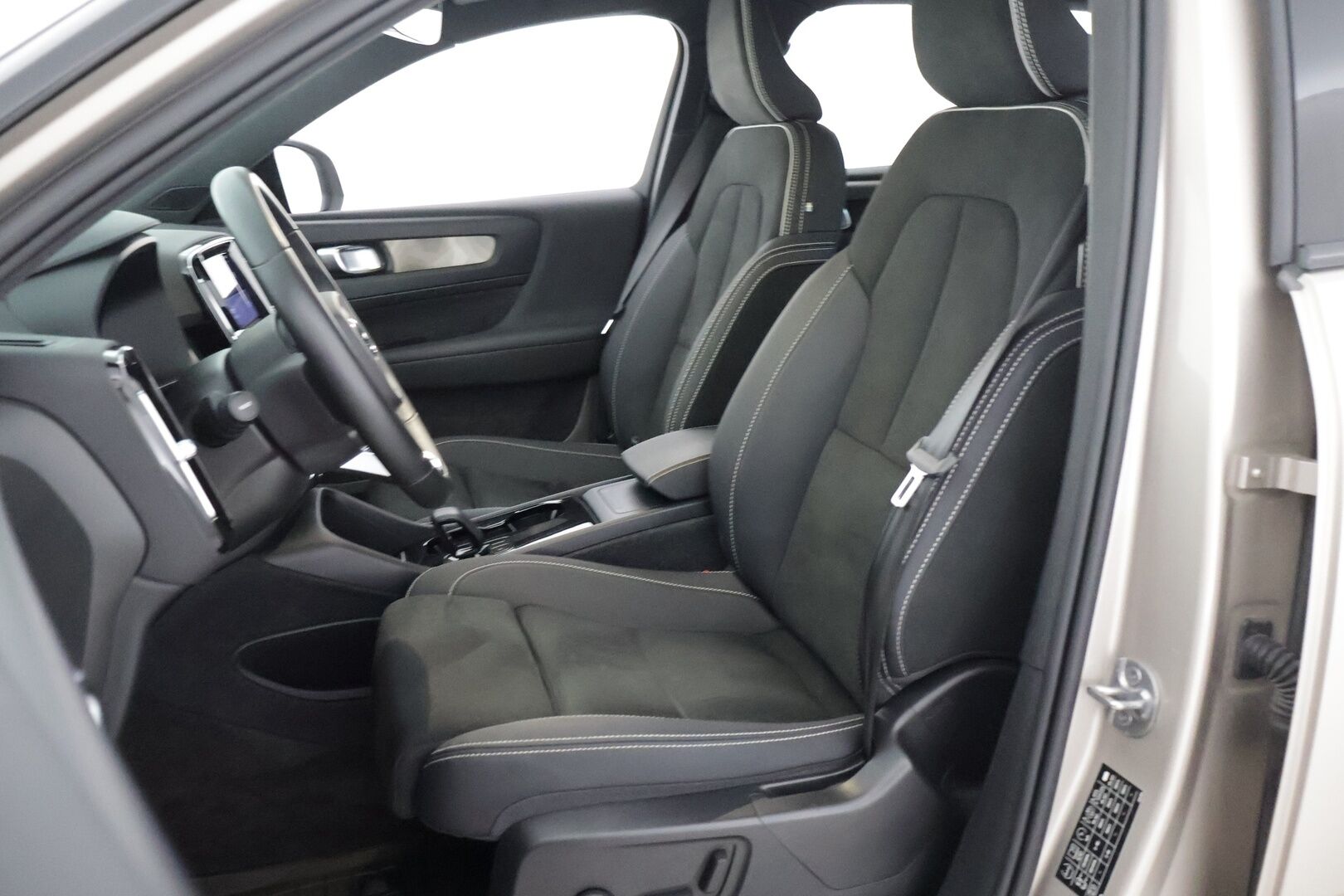 Volvo XC40 2023 Recharge Twin Motor plus *ILP /Koukku /  Pilot Assist / P-kamera / Sporttipenkki Muistilla / Apple&Android / LED-valot* - 3,99 % KORKOTARJOUS TÄHÄN AUTOON - 31.5. ASTI! - *KeylessGo / ALV-vähennyskelpoinen / Facelift / Merkkiliikkeen huoltokirja*