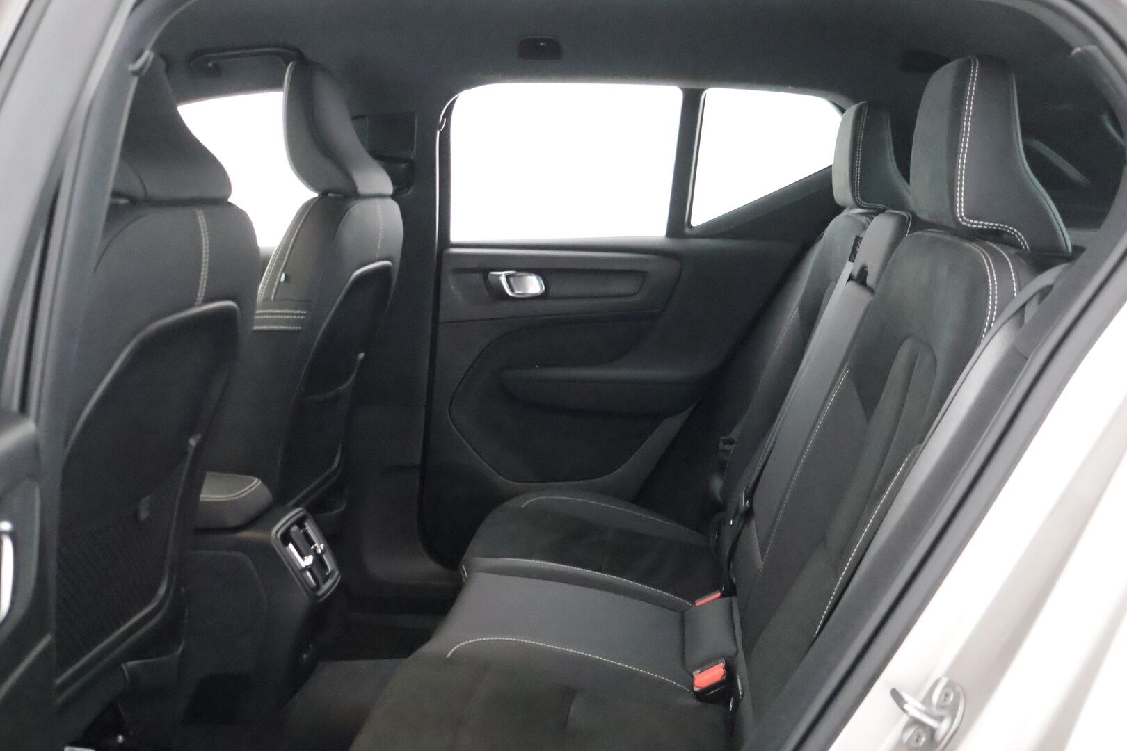 Volvo XC40 2023 Recharge Twin Motor plus *ILP /Koukku /  Pilot Assist / P-kamera / Sporttipenkki Muistilla / Apple&Android / LED-valot* - 3,99 % KORKOTARJOUS TÄHÄN AUTOON - 31.5. ASTI! - *KeylessGo / ALV-vähennyskelpoinen / Facelift / Merkkiliikkeen huoltokirja*