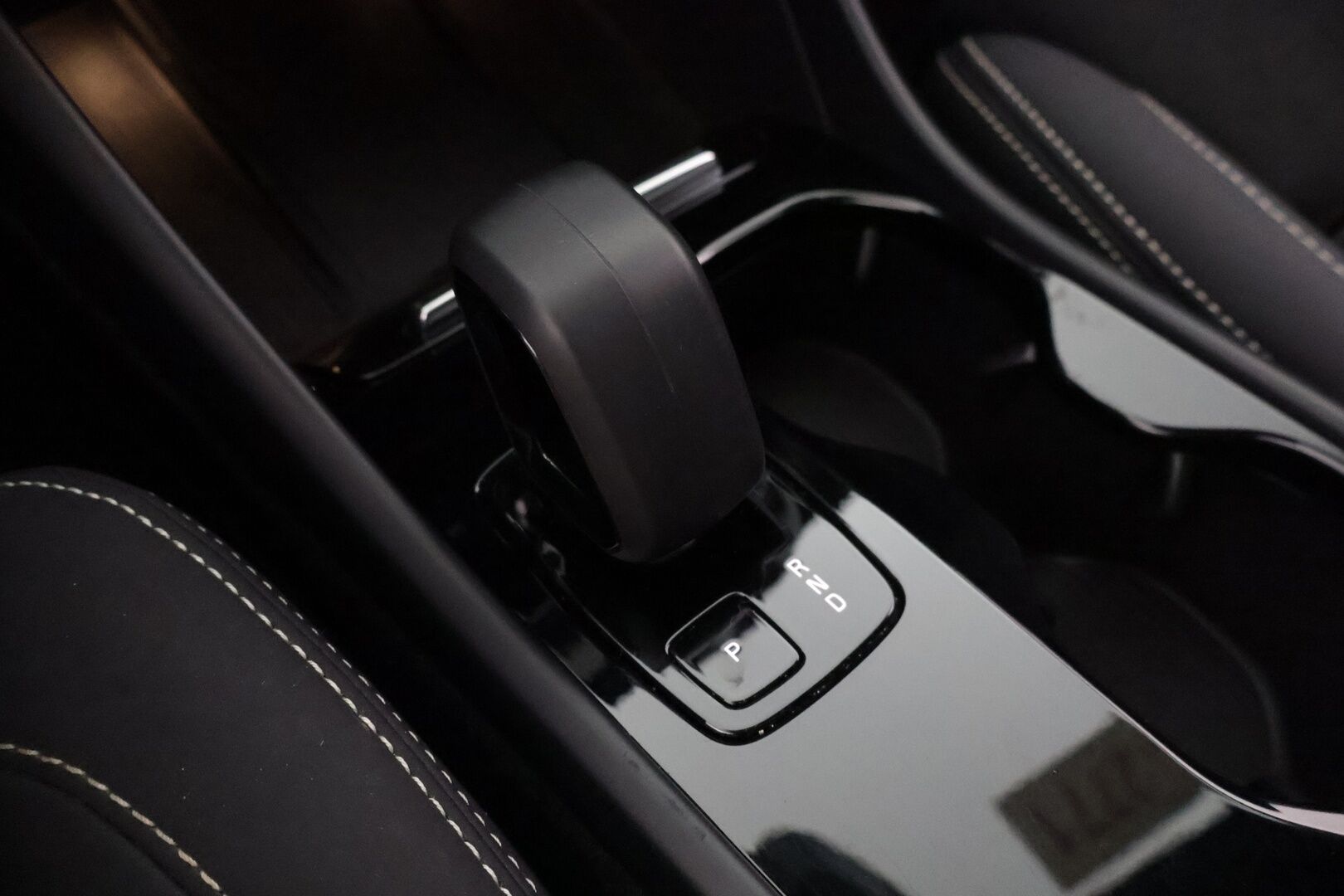 Volvo XC40 2023 Recharge Twin Motor plus *ILP /Koukku /  Pilot Assist / P-kamera / Sporttipenkki Muistilla / Apple&Android / LED-valot* - 3,99 % KORKOTARJOUS TÄHÄN AUTOON - 31.5. ASTI! - *KeylessGo / ALV-vähennyskelpoinen / Facelift / Merkkiliikkeen huoltokirja*