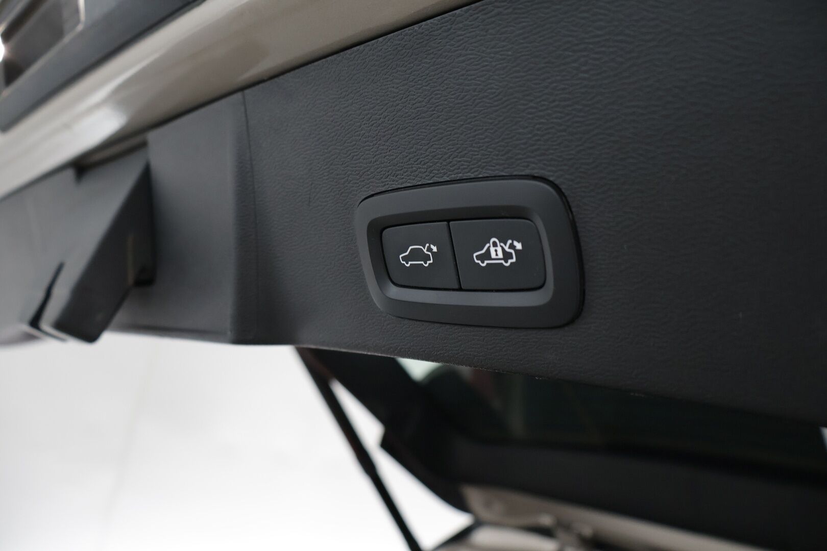 Volvo XC40 2023 Recharge Twin Motor plus *ILP /Koukku /  Pilot Assist / P-kamera / Sporttipenkki Muistilla / Apple&Android / LED-valot* - 3,99 % KORKOTARJOUS TÄHÄN AUTOON - 31.5. ASTI! - *KeylessGo / ALV-vähennyskelpoinen / Facelift / Merkkiliikkeen huoltokirja*