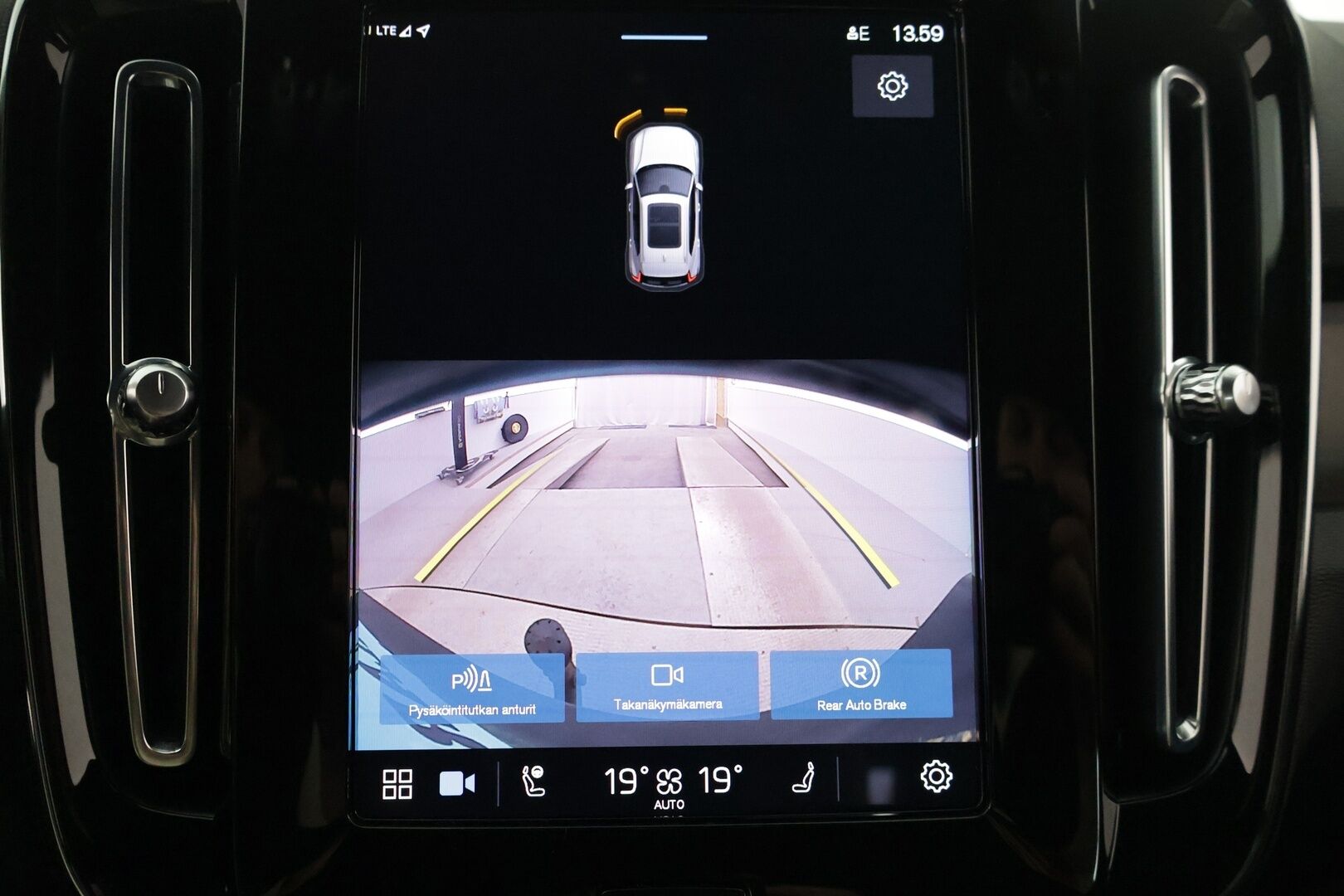Volvo XC40 2023 Recharge Twin Motor plus *ILP /Koukku /  Pilot Assist / P-kamera / Sporttipenkki Muistilla / Apple&Android / LED-valot* - 3,99 % KORKOTARJOUS TÄHÄN AUTOON - 31.5. ASTI! - *KeylessGo / ALV-vähennyskelpoinen / Facelift / Merkkiliikkeen huoltokirja*