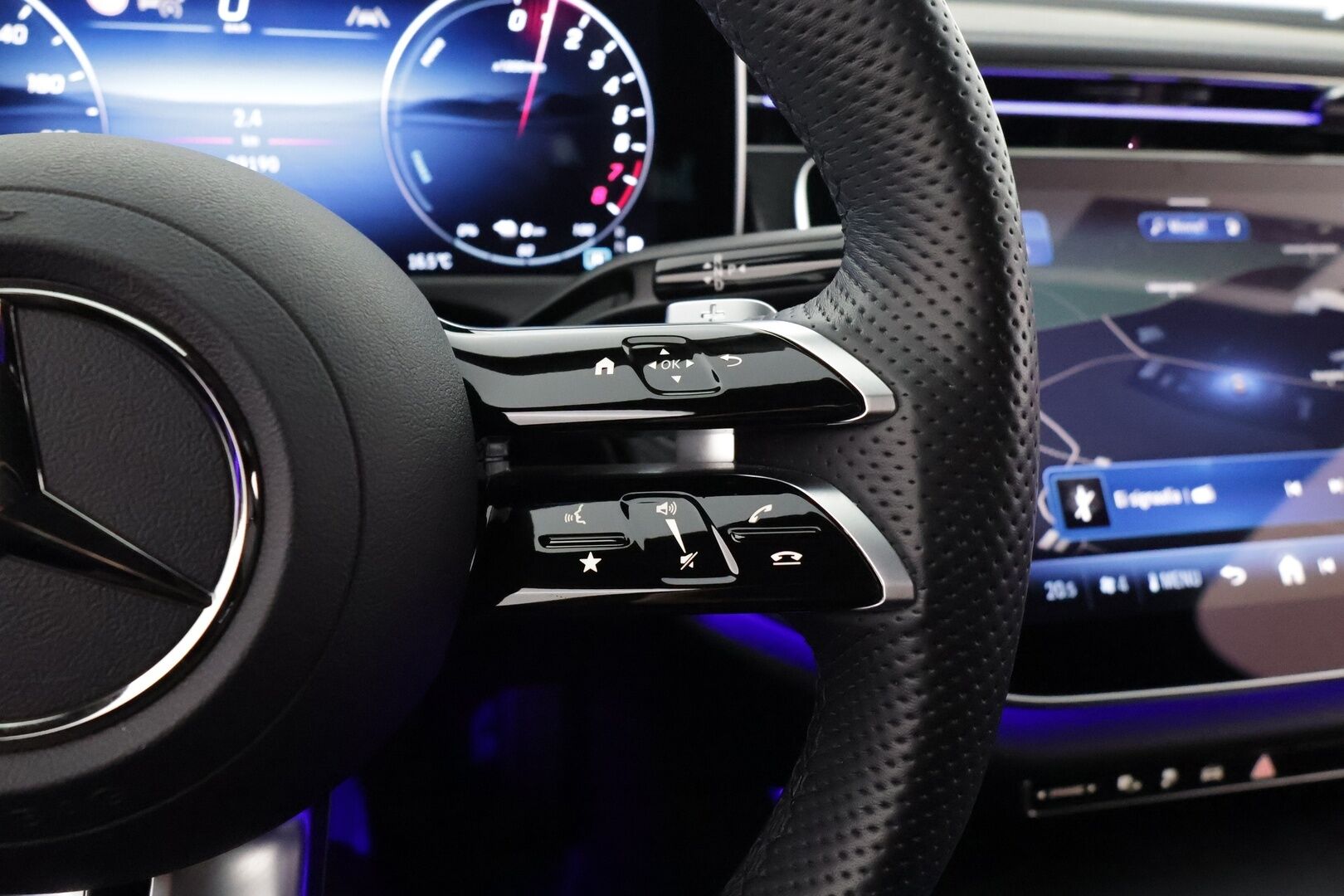 MERCEDES-BENZ E 2024 300 e T A AMG Edition * Distronic Pro / Ilmastoidut nahat /  P-kamera / Koukku / Kaistavahti / LED High Perf. / KeylessGo * - 2,99 % KORKOTARJOUS TÄHÄN AUTOON - * 1om. AMG varusteltu todella komea yksilö. Haluttu kallis väri, 2x renkaat ja vanteet *