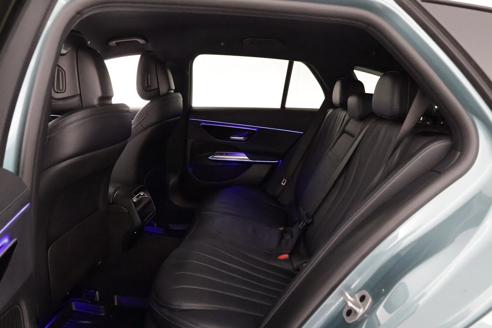 MERCEDES-BENZ E 2024 300 e T A AMG Edition * Distronic Pro / Ilmastoidut nahat /  P-kamera / Koukku / Kaistavahti / LED High Perf. / KeylessGo * - 2,99 % KORKOTARJOUS TÄHÄN AUTOON - * 1om. AMG varusteltu todella komea yksilö. Haluttu kallis väri, 2x renkaat ja vanteet *