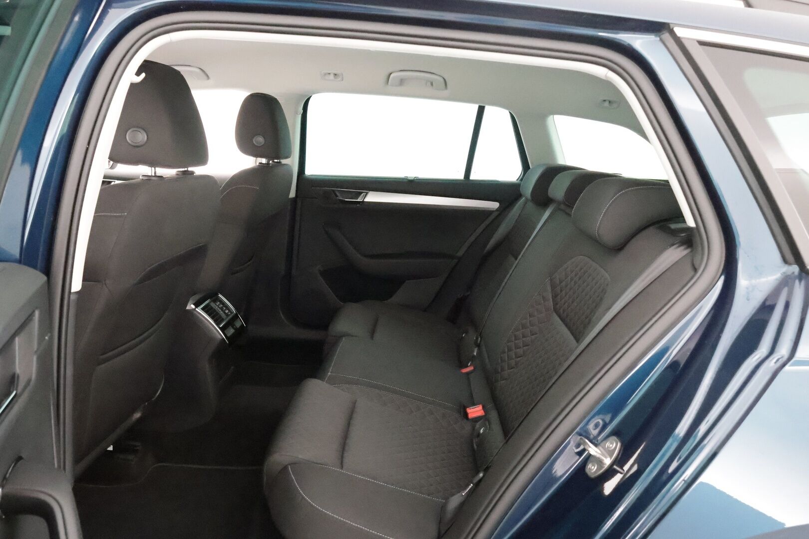 SKODA SUPERB 2021 1.4 TSI PHEV iV Ambition DSG*Webasto / Adapt. Vakkari / P-kamera / Koukku / Apple&Android / LED-valot / Kaistavahti* - *2x renkaat / Digimittaristo*