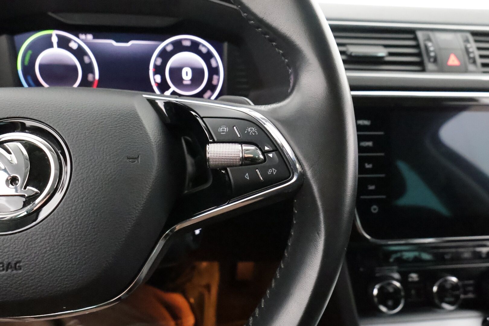 SKODA SUPERB 2021 1.4 TSI PHEV iV Ambition DSG*Webasto / Adapt. Vakkari / P-kamera / Koukku / Apple&Android / LED-valot / Kaistavahti* - *2x renkaat / Digimittaristo*