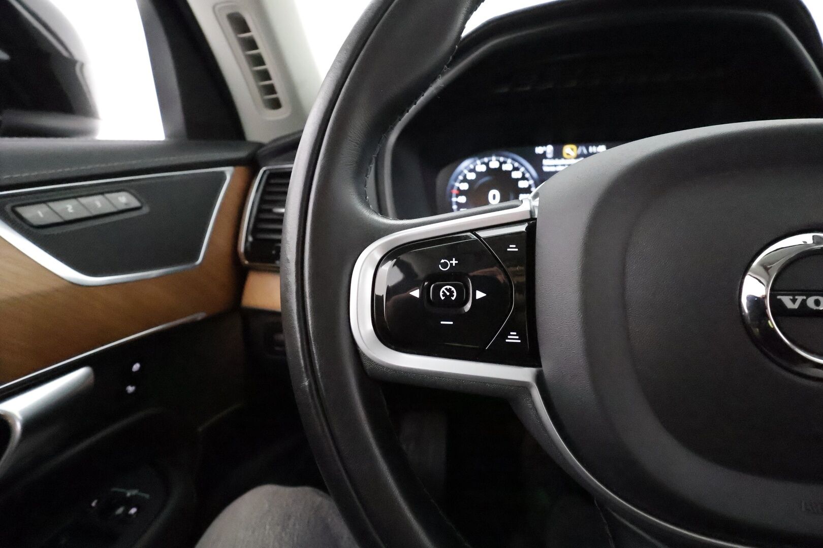 Volvo XC90 2022 T8 AWD Long Range High Performance Inscription**Webasto / Full-LED / P.Kamera / Adapt.Vakkari / Sporttinahat Muistilla** - 2,99 % KORKOTARJOUS TÄHÄN AUTOON - 31.5. ASTI! - Navi / Kaistavahti / 4-Alueinen AC / KeylessGO / 1x Vanteet / 2x Renkaat 