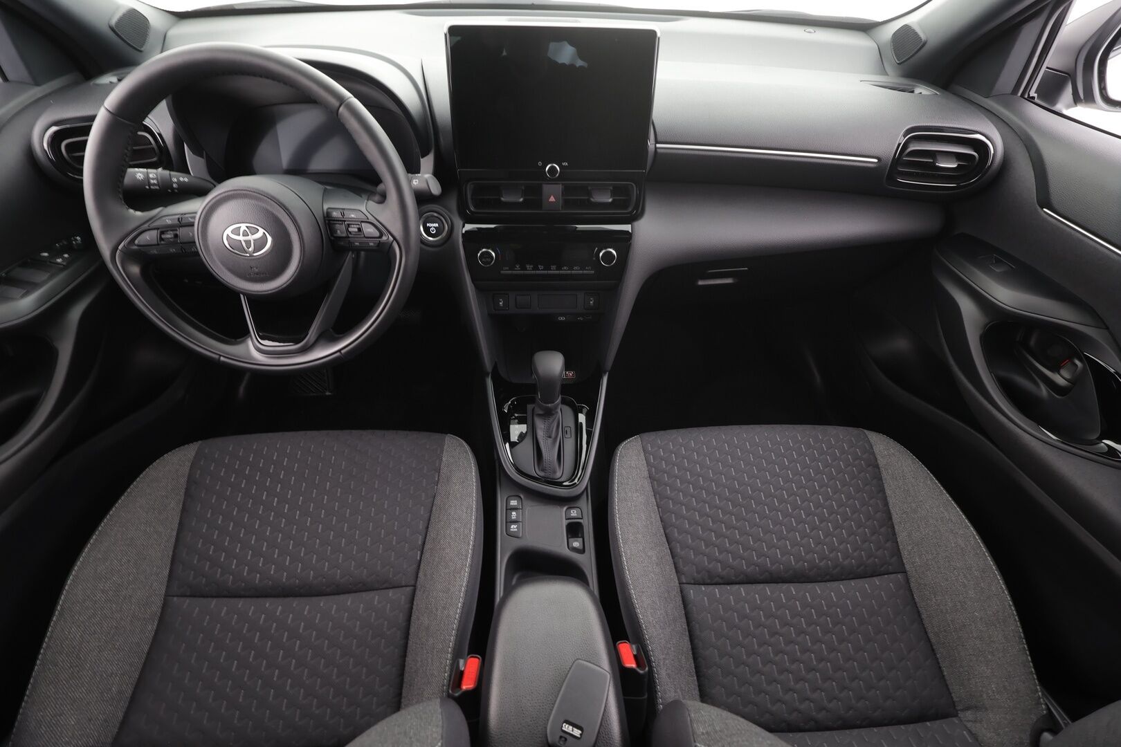 Toyota Yaris Cross 2026 1.5 Hybrid 130 Limited Platinum Edition * ACC / P.kamera / LED / Navi / Digimittaristo / KeylessGo / Ratinlämmitin  * - 1.Om Suomi-auto / Kahdet renkaat aluvanteilla 