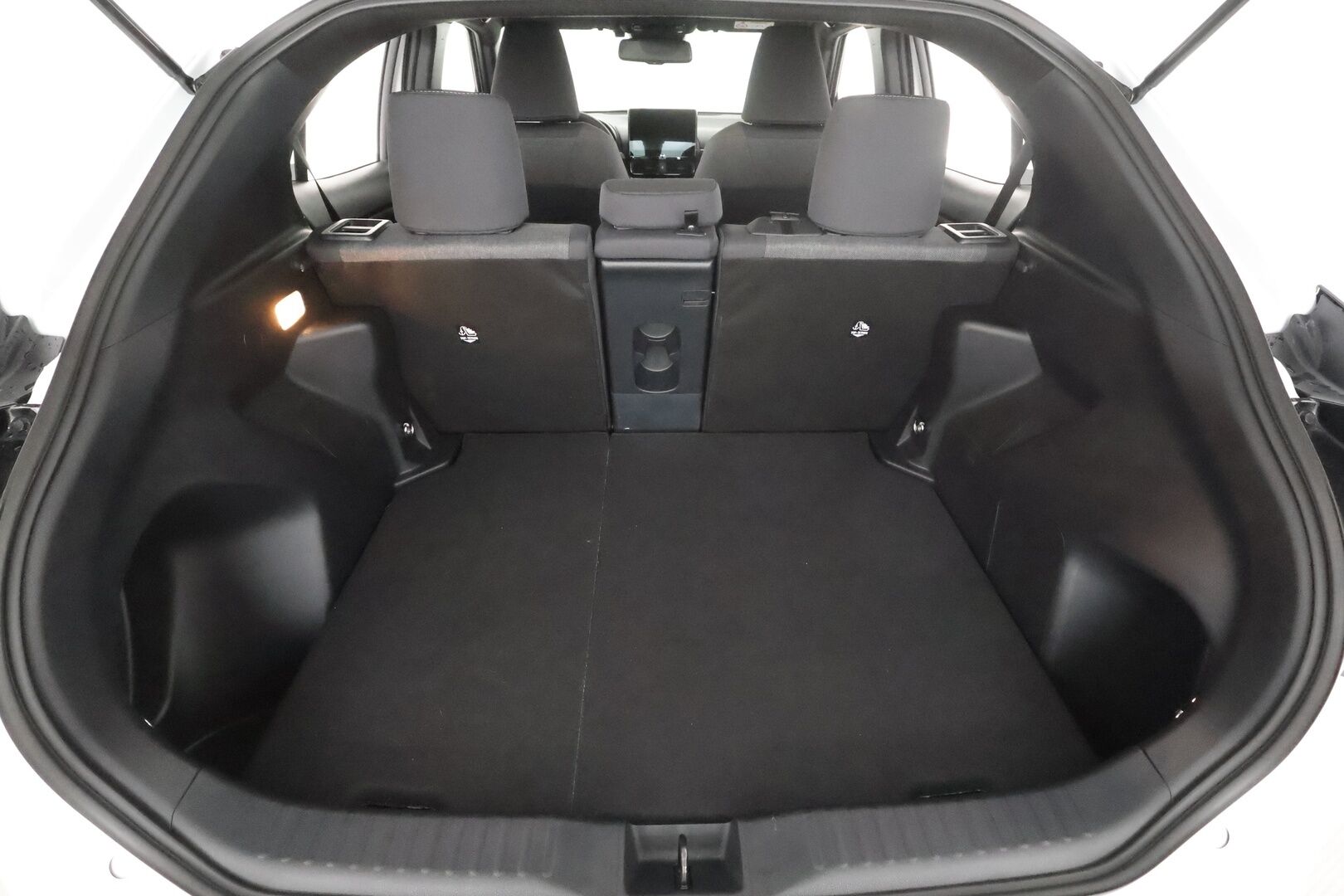 Toyota Yaris Cross 2026 1.5 Hybrid 130 Limited Platinum Edition * ACC / P.kamera / LED / Navi / Digimittaristo / KeylessGo / Ratinlämmitin  * - 1.Om Suomi-auto / Kahdet renkaat aluvanteilla 