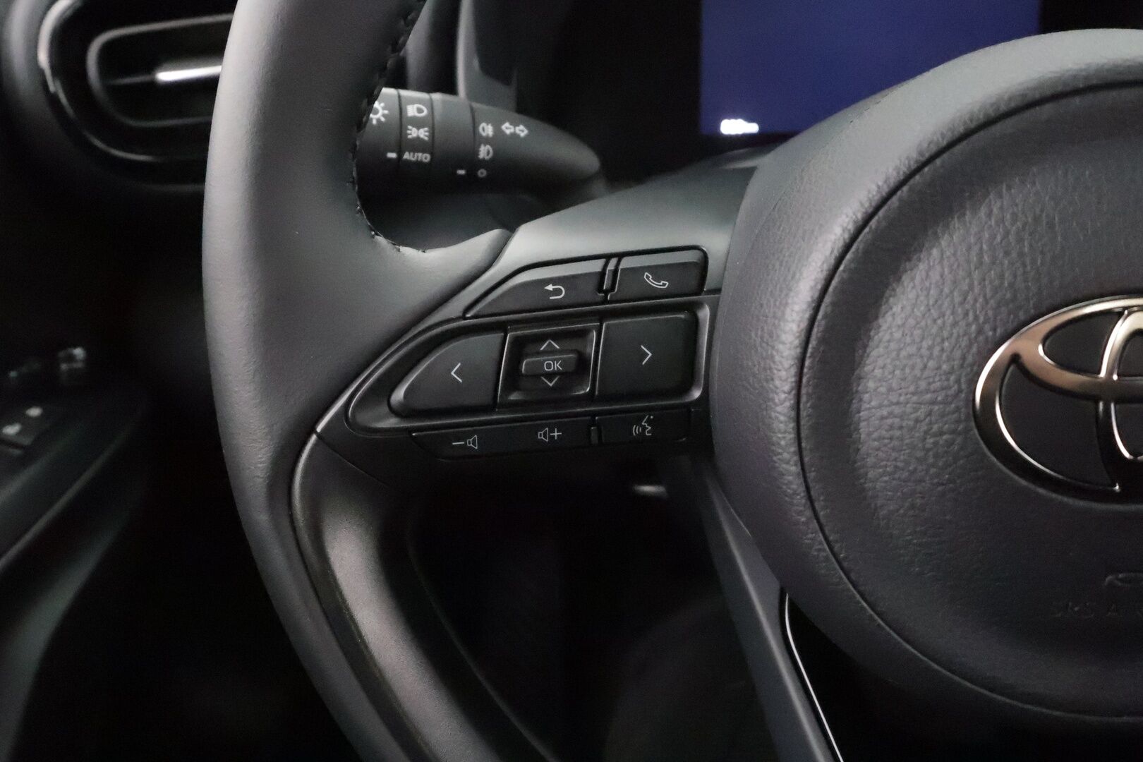 Toyota Yaris Cross 2026 1.5 Hybrid 130 Limited Platinum Edition * ACC / P.kamera / LED / Navi / Digimittaristo / KeylessGo / Ratinlämmitin  * - 1.Om Suomi-auto / Kahdet renkaat aluvanteilla 