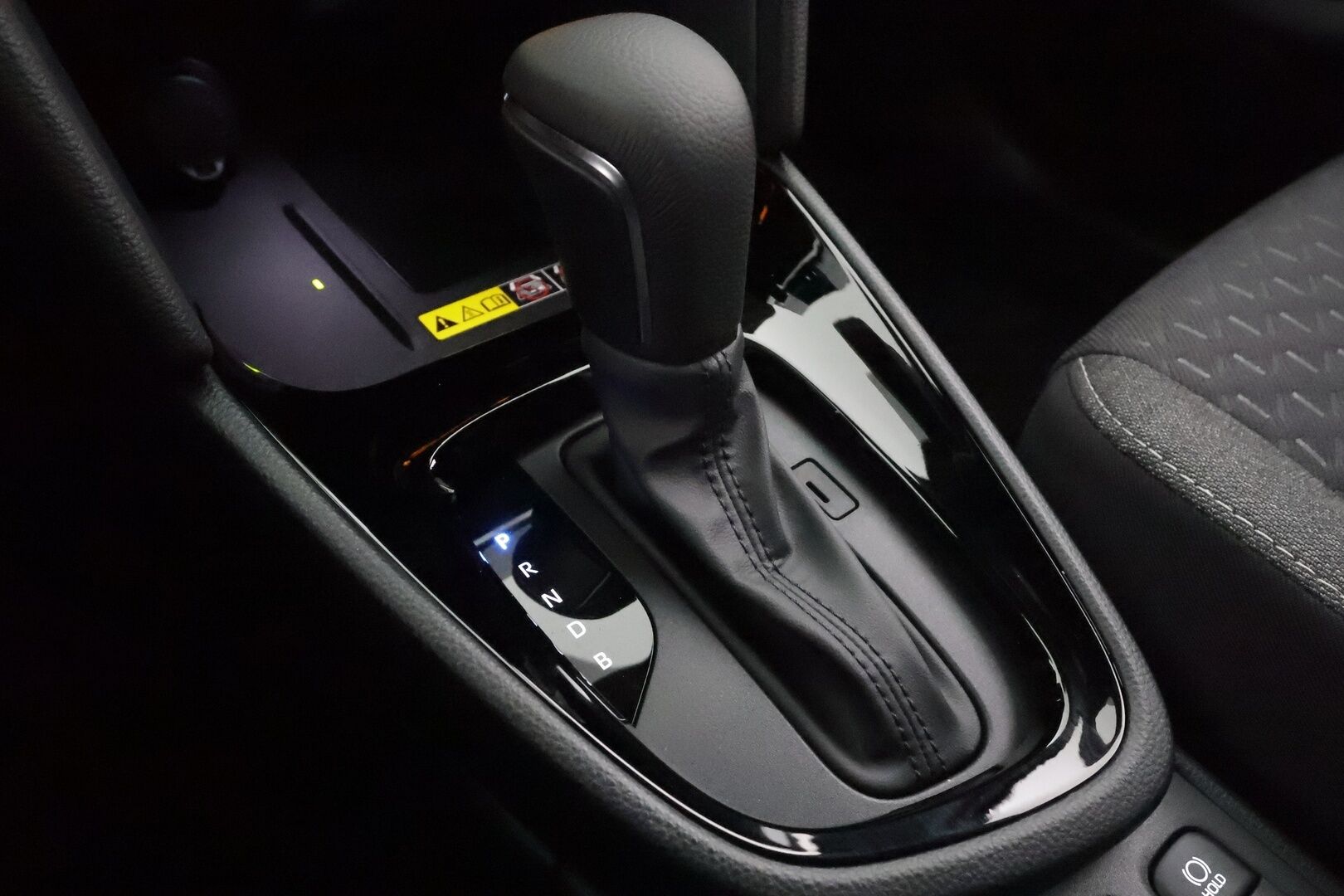 Toyota Yaris Cross 2026 1.5 Hybrid 130 Limited Platinum Edition * ACC / P.kamera / LED / Navi / Digimittaristo / KeylessGo / Ratinlämmitin  * - 1.Om Suomi-auto / Kahdet renkaat aluvanteilla 