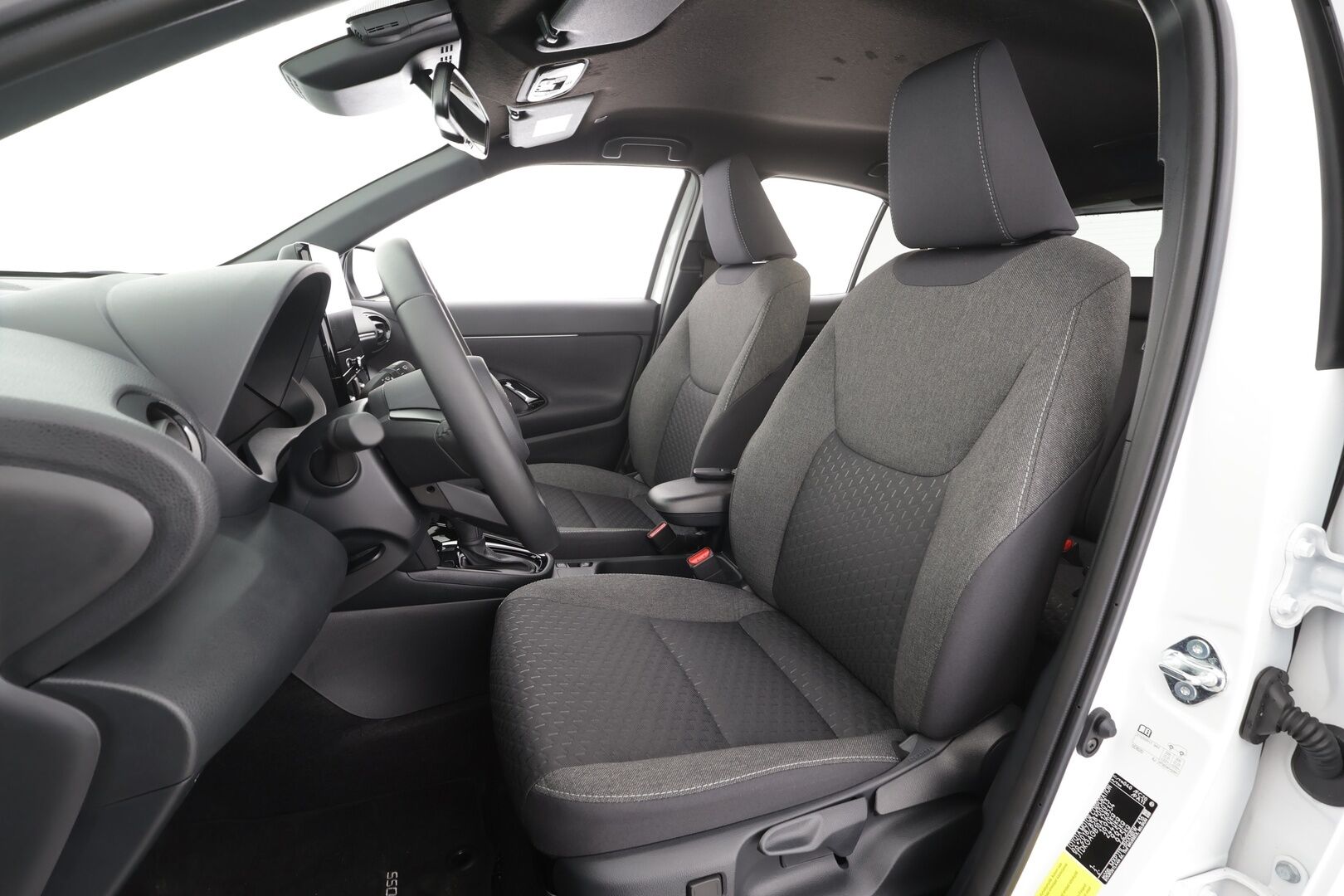 Toyota Yaris Cross 2026 1.5 Hybrid 130 Limited Platinum Edition * ACC / P.kamera / LED / Navi / Digimittaristo / KeylessGo / Ratinlämmitin  * - 1.Om Suomi-auto / Kahdet renkaat aluvanteilla 