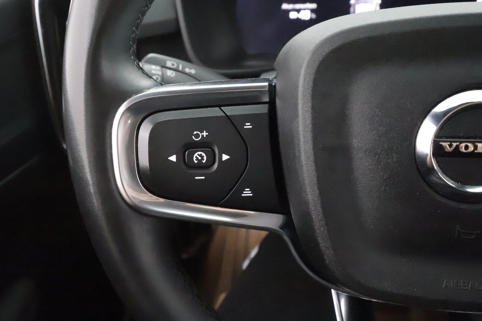 Volvo XC40 2023 69kWh Recharge Plus - | ACC | Koukku | ILP | Pilot assist | Muistipenkki | Sporttipenkit | BLIS | Sähk. takaluukku | P.kamera | 2x volvon alut | Merkkihuollot | ALV | 