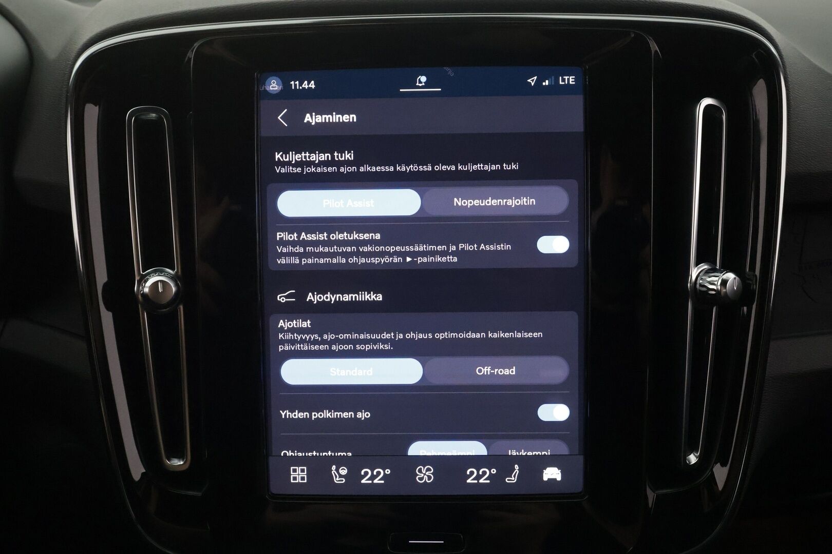 Volvo XC40 2023 69kWh Recharge Plus - | ACC | Koukku | ILP | Pilot assist | Muistipenkki | Sporttipenkit | BLIS | Sähk. takaluukku | P.kamera | 2x volvon alut | Merkkihuollot | ALV | 