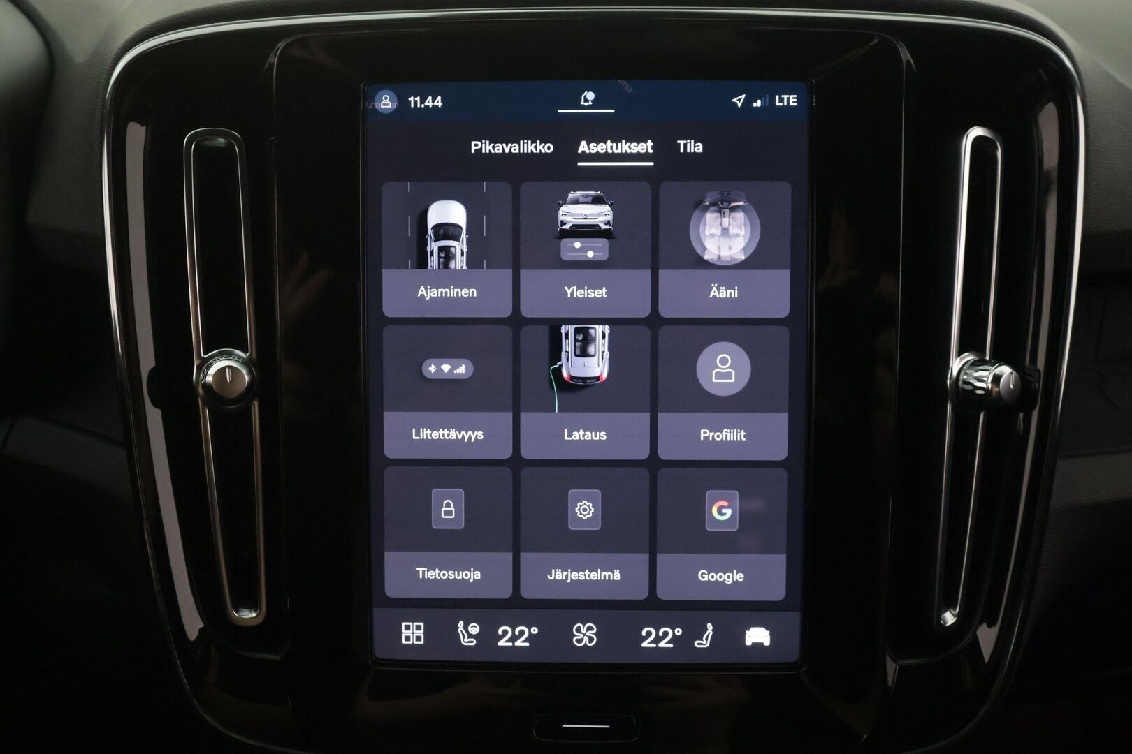 Volvo XC40 2023 69kWh Recharge Plus - | ACC | Koukku | ILP | Pilot assist | Muistipenkki | Sporttipenkit | BLIS | Sähk. takaluukku | P.kamera | 2x volvon alut | Merkkihuollot | ALV | 
