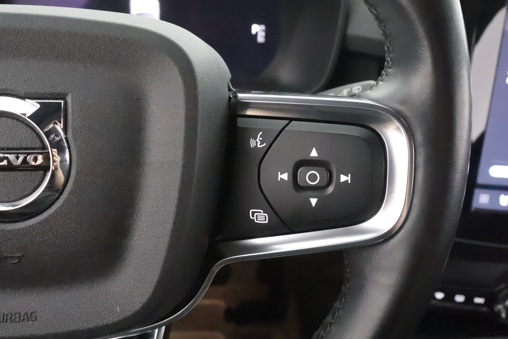 Volvo XC40 2023 69kWh Recharge Plus - | ACC | Koukku | ILP | Pilot assist | Muistipenkki | Sporttipenkit | BLIS | Sähk. takaluukku | P.kamera | 2x volvon alut | Merkkihuollot | ALV | 