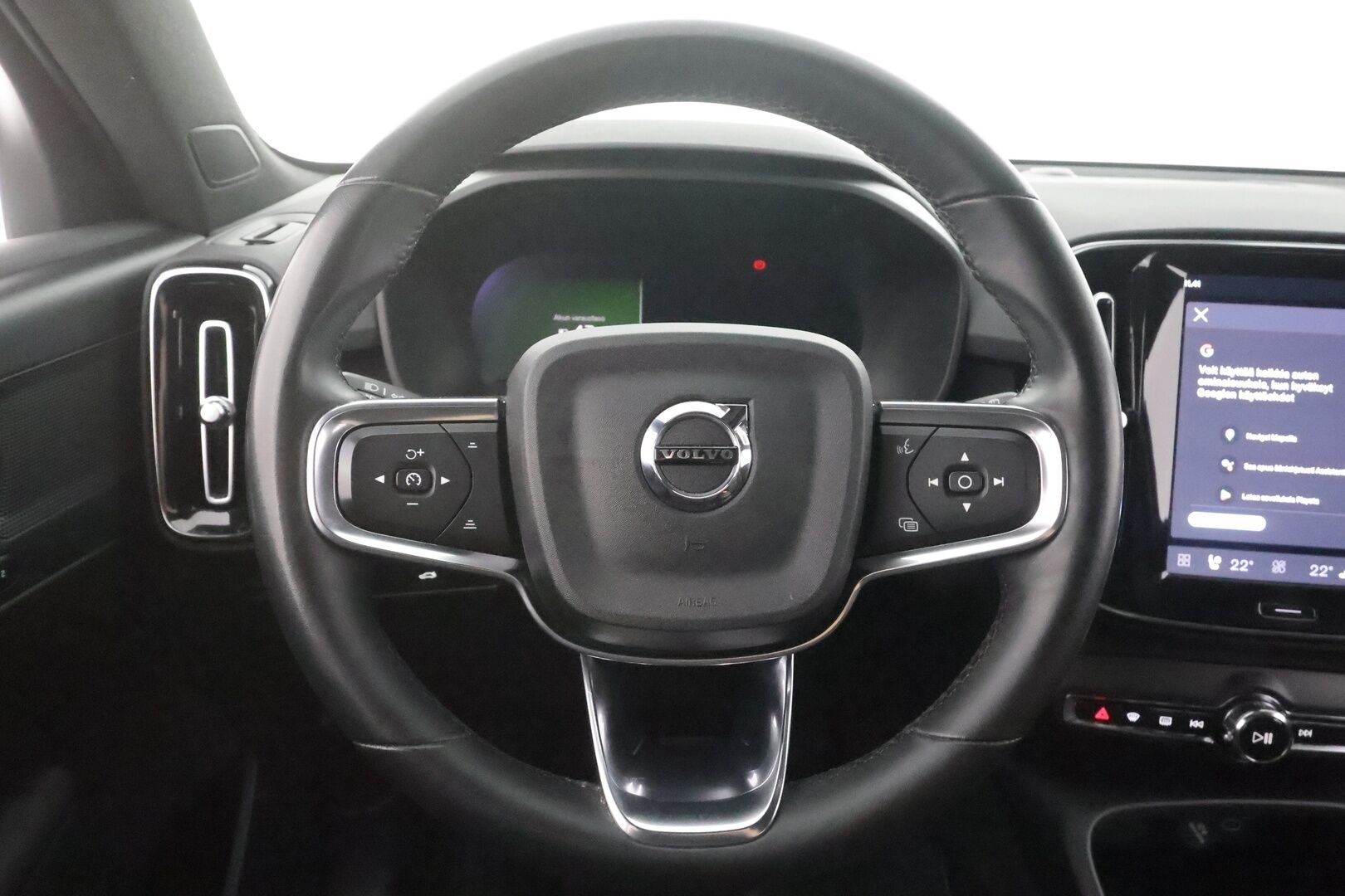 Volvo XC40 2023 69kWh Recharge Plus - | ACC | Koukku | ILP | Pilot assist | Muistipenkki | Sporttipenkit | BLIS | Sähk. takaluukku | P.kamera | 2x volvon alut | Merkkihuollot | ALV | 